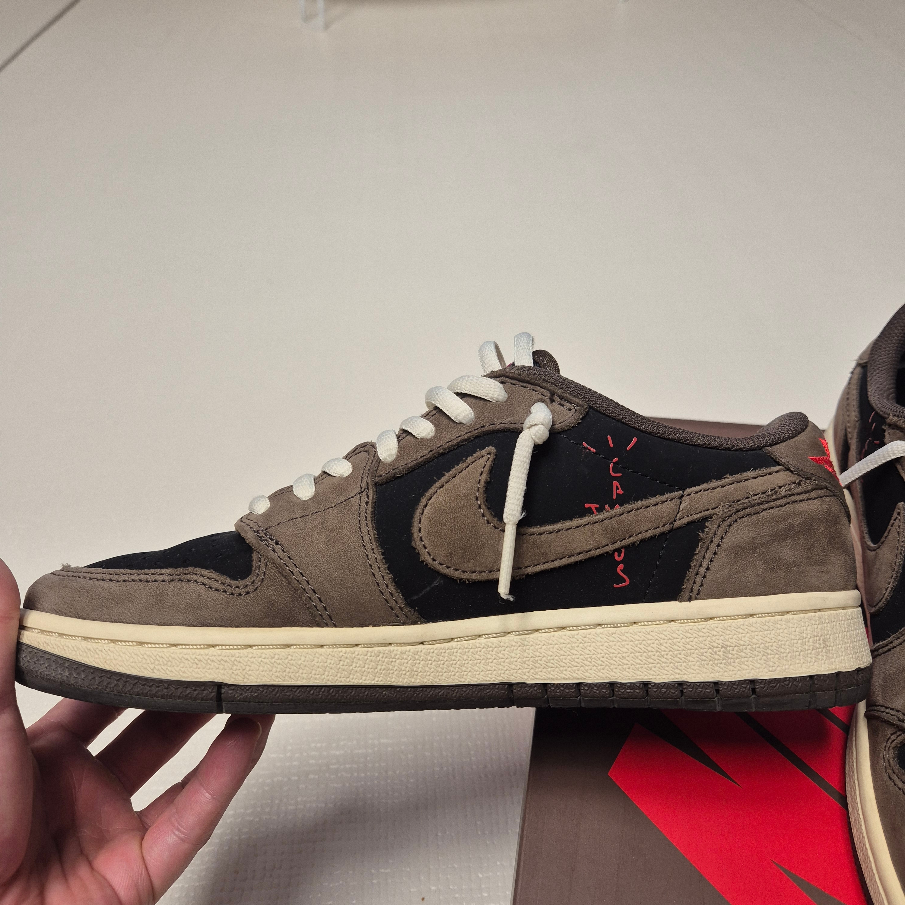 Jordan 1 x Travis Scott Retro Low OG SP Mocha 착용 스타일 - 7
