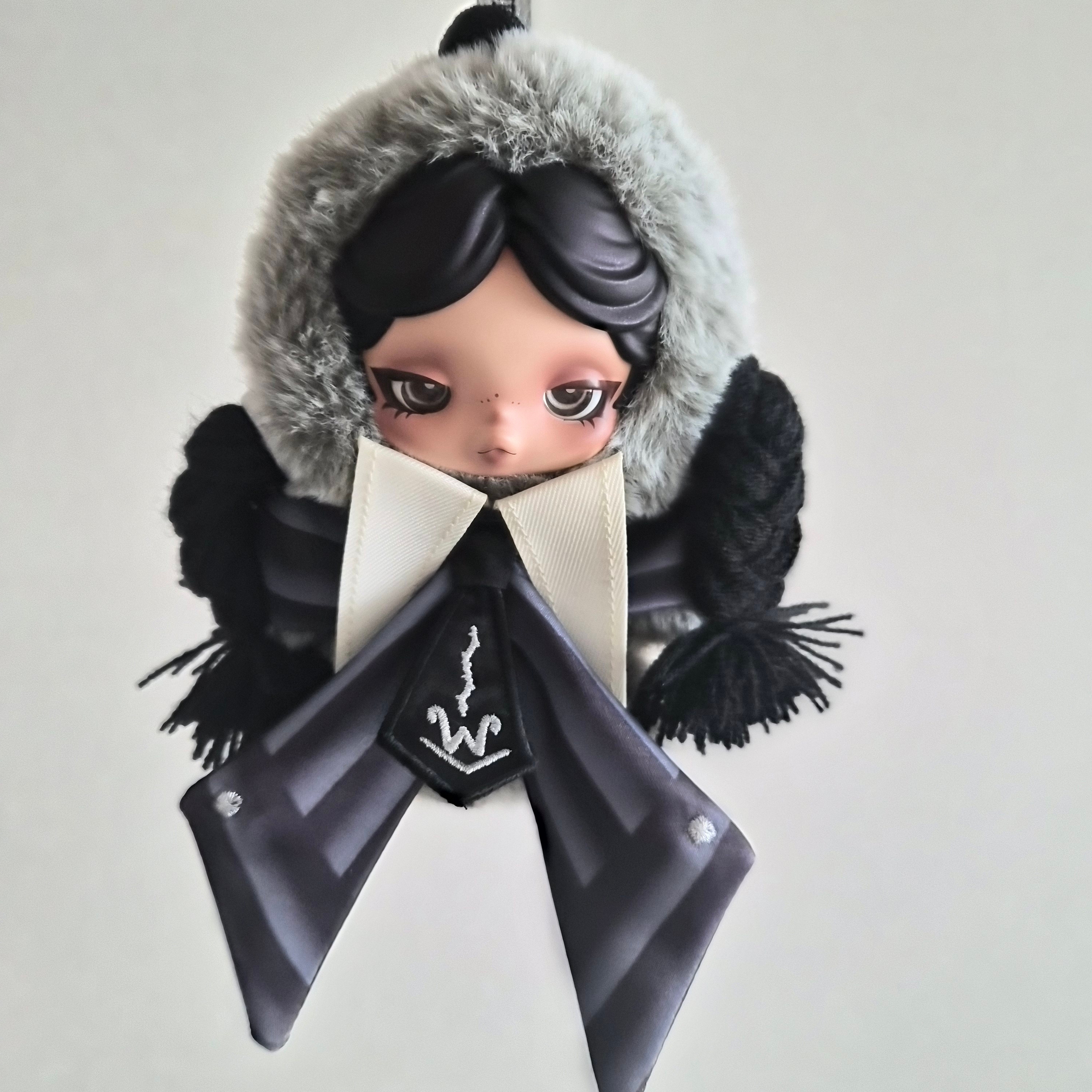 Pop Mart Skullpanda x Wednesday Plush Nevermore Academy Uniform Version 착용 스타일