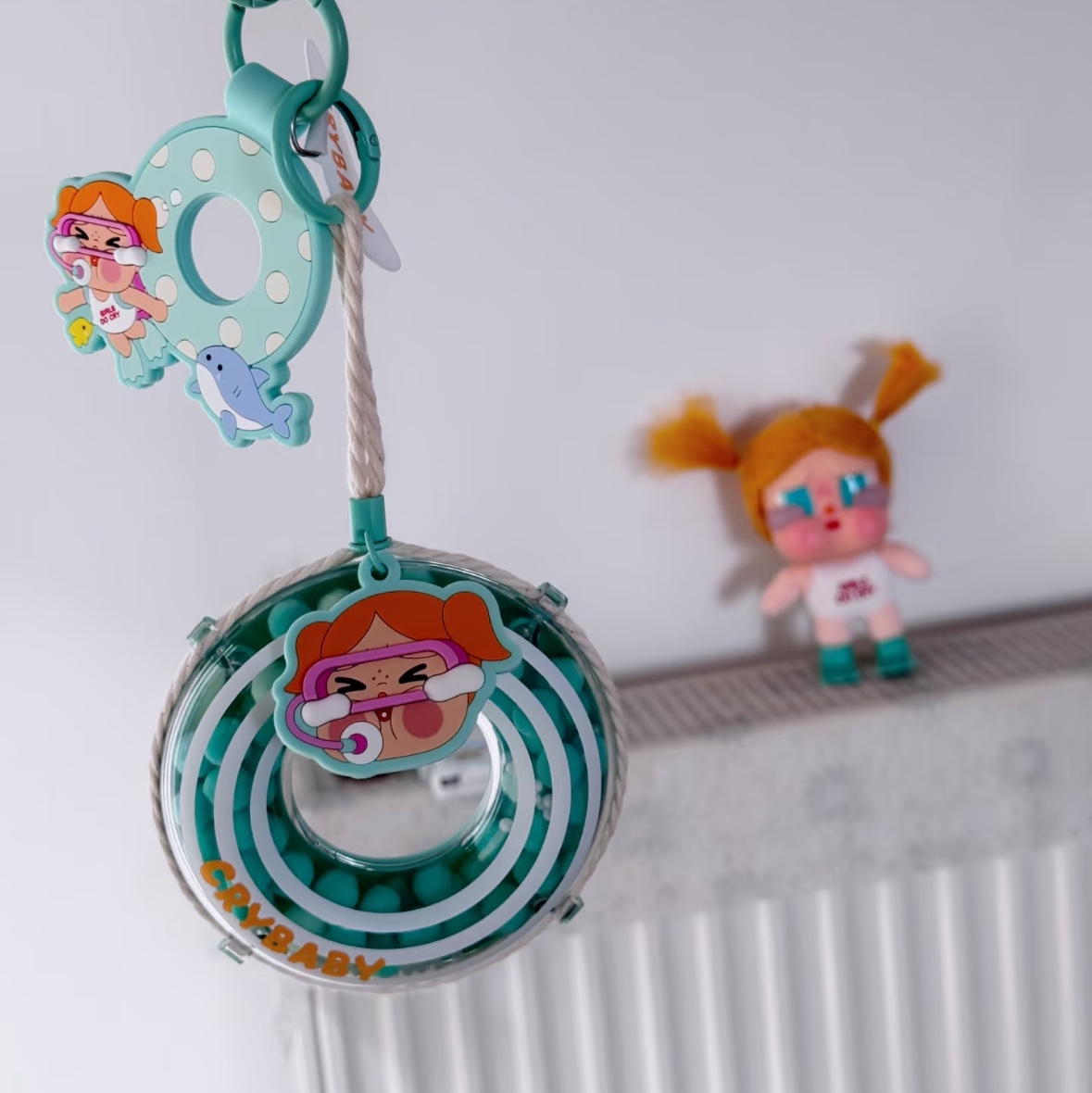 Pop Mart Crybaby Vacation Mode On Series Vinyl Plush Pendant Glug-Glug (Opened Case), Pop Mart Crybaby Vacation Mode On Series Vinyl Plush Pendant Sealed Case (6 Blind Boxes) 착용 스타일
