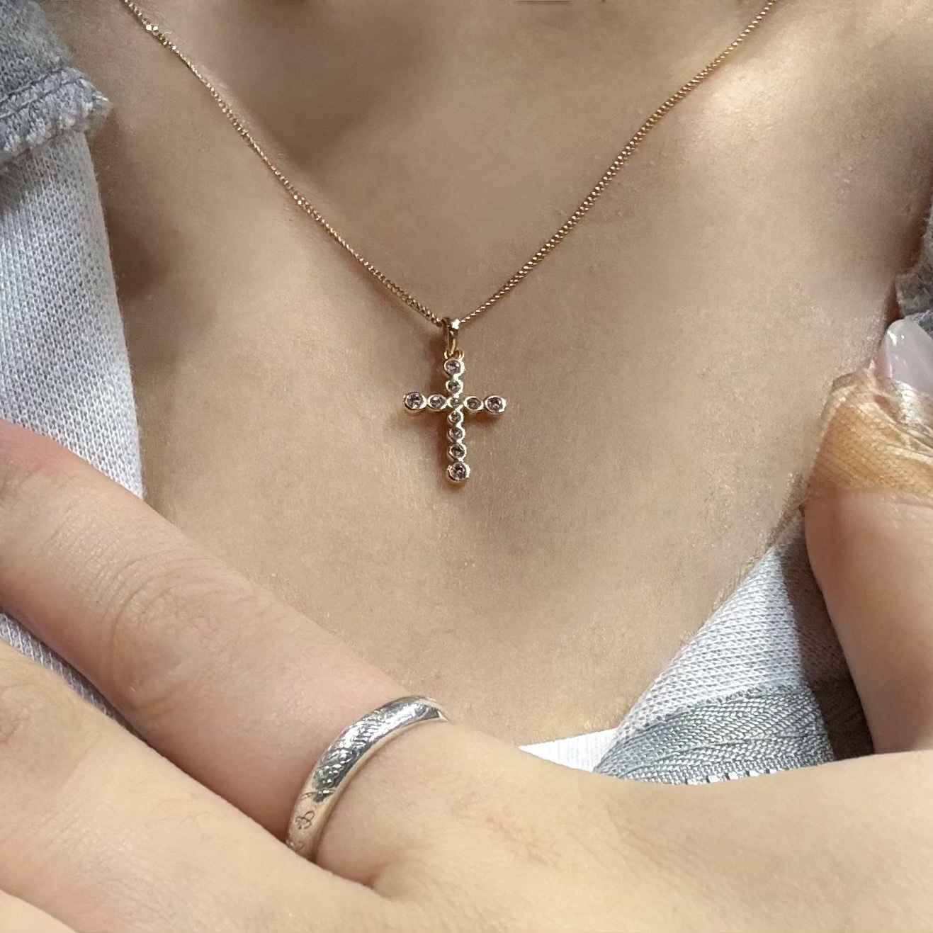 NUMBERING #3729 mini Gradient Cross Necklace White 착용 스타일