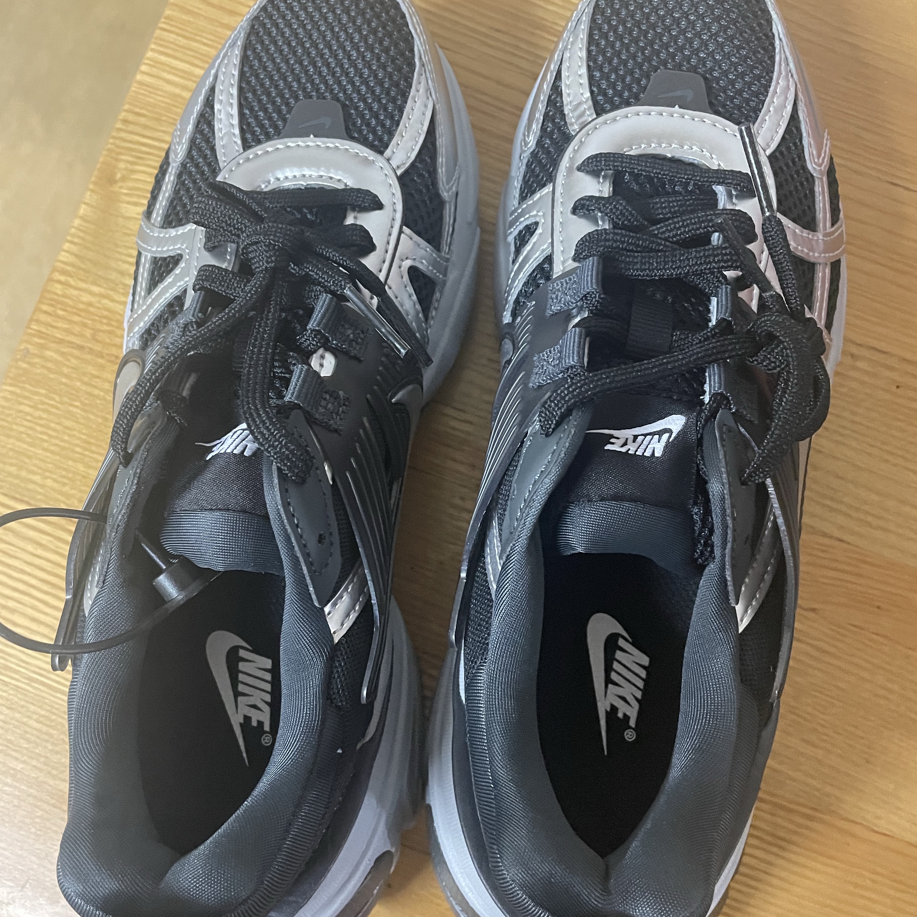 (W) Nike V2K Run Black Dark Smoke Grey 착용 스타일