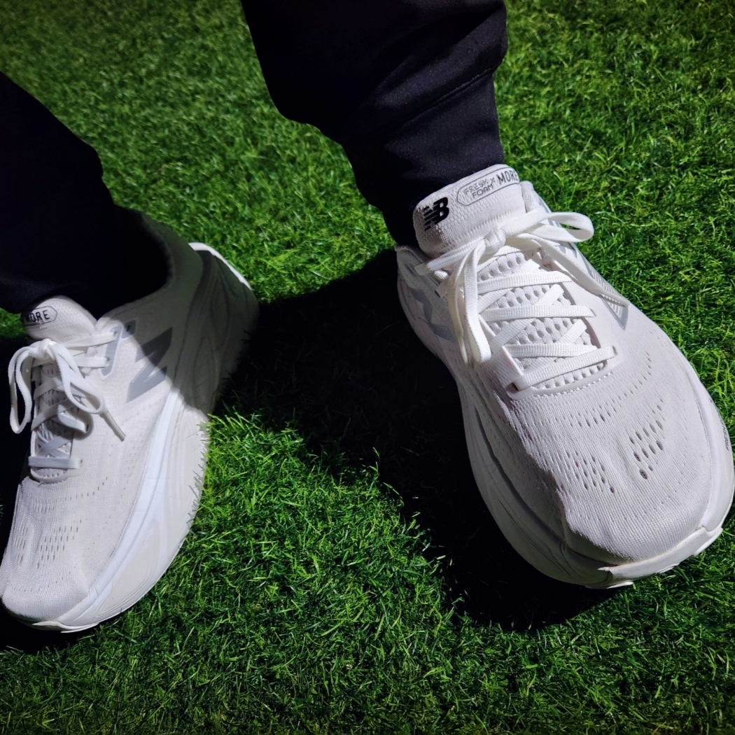 New Balance Fresh Foam X More v5 White Reflection - 2E Wide 착용 스타일 - 1