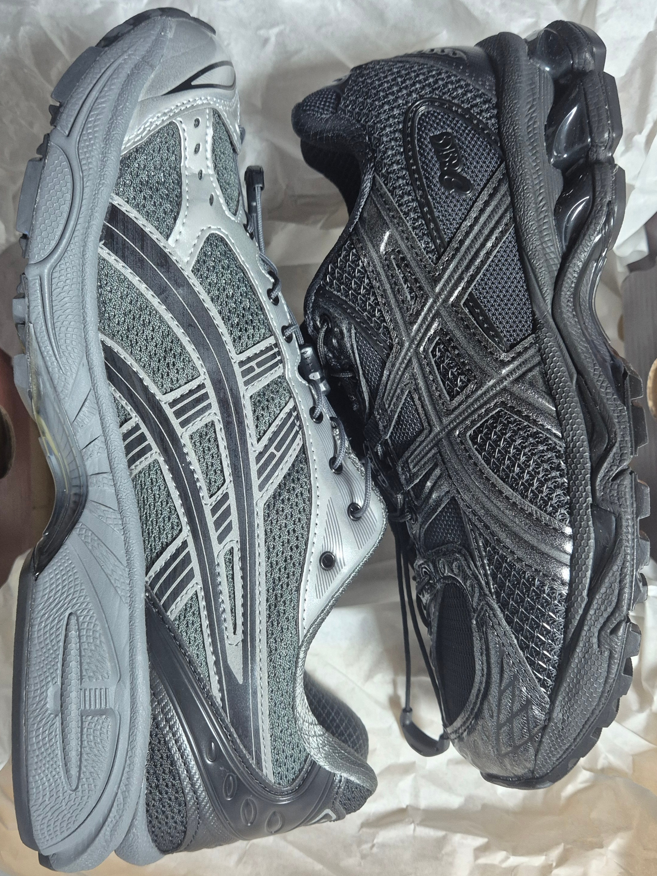 Asics x Unaffected Gel-Nimbus 10.1 Black Black, Asics x Unaffected Gel-Kayano 14 Silver Moon 착용 스타일 - 1