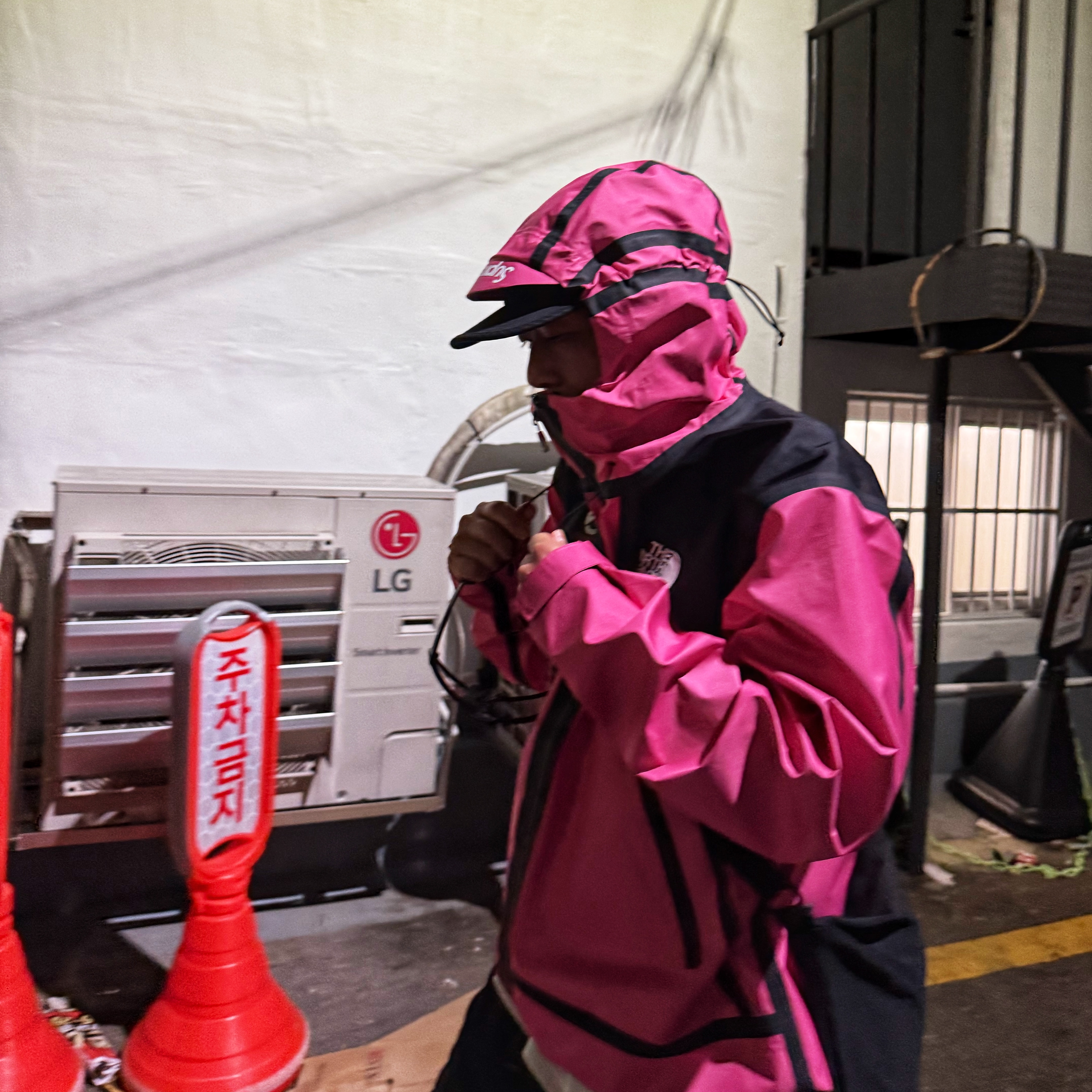 Supreme x The North Face Summit Series Outer Tape Seam Jacket Pink - 21SS, Supreme Reflective Ripstop Camp Cap Black - 24SS 착용 스타일 - 3