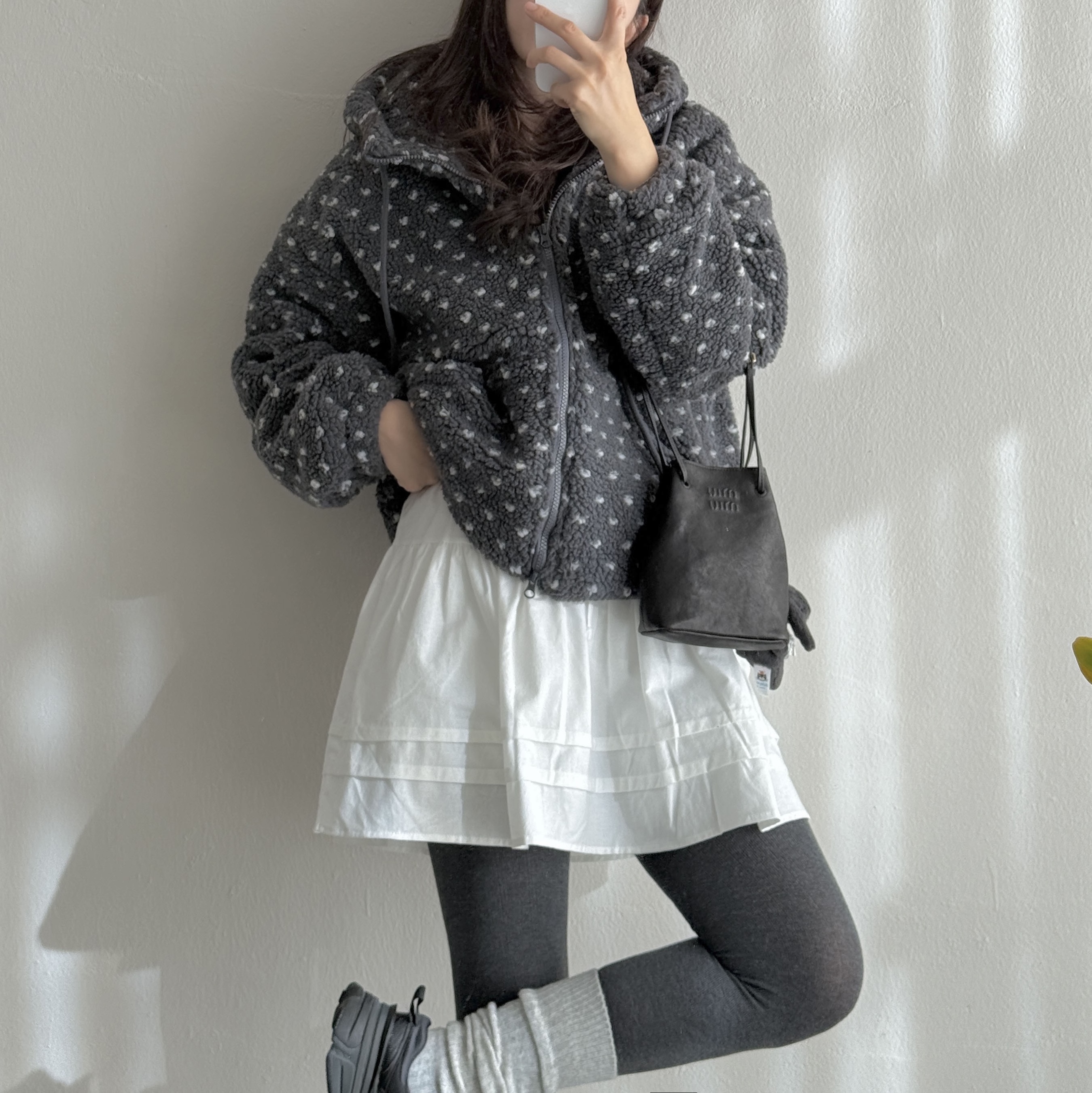 Nike V2K Run Black Anthracite, Miu Miu Nappa Leather Mini Bag Tundra 착용 스타일 - 2