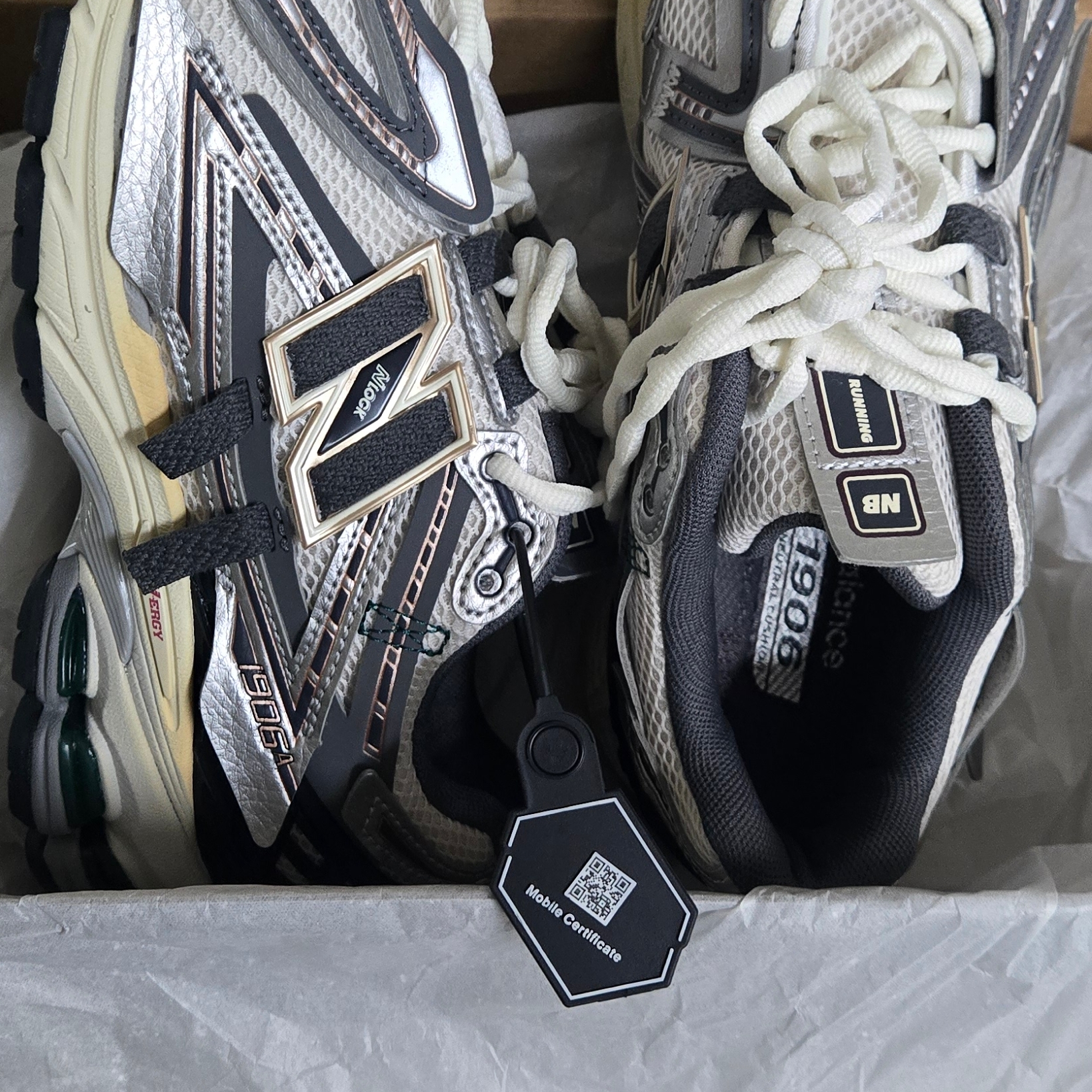 New Balance 1906A Silver Metallic Castlerock 착용 스타일