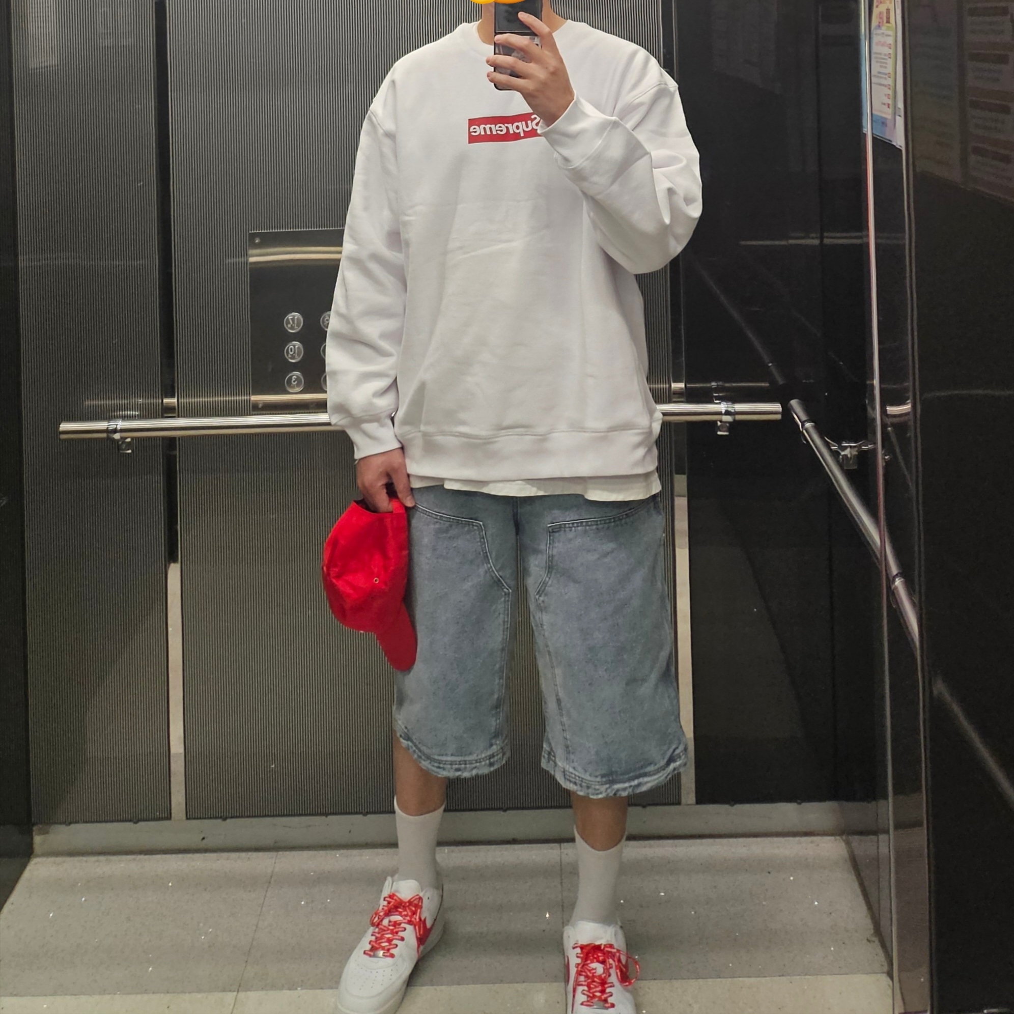Supreme Enamel Logo 6-Panel Red - 23FW, Supreme Washed Box Logo Crewneck White - 25SS 착용 스타일
