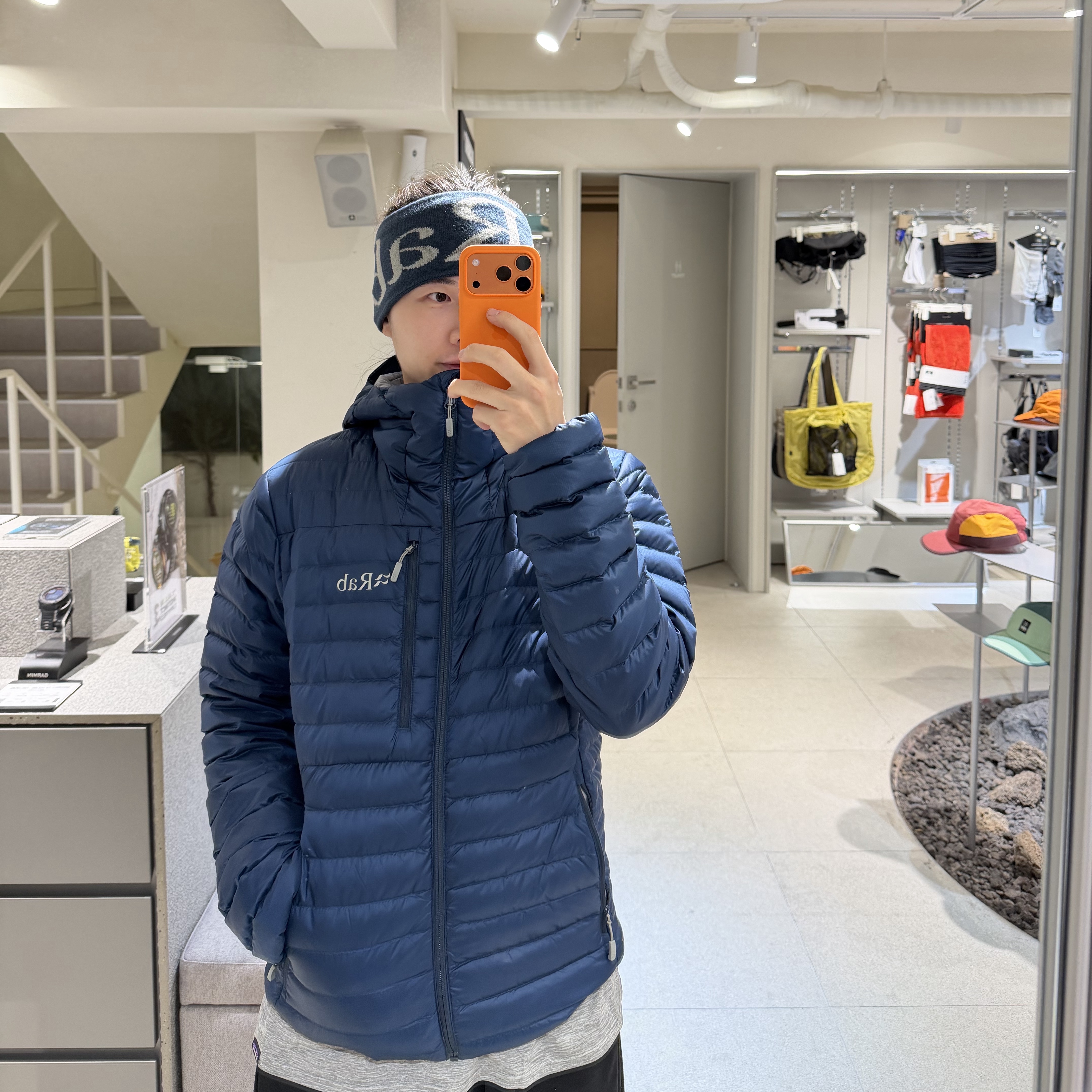 Rab Microlight Alpine Jacket Tempest Blue 착용 스타일