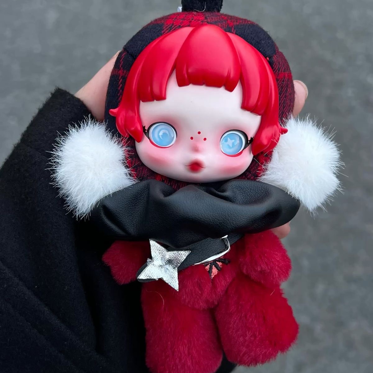 Pop Mart Skullpanda Winter Symphony Series Keyring Rock On (Opened Case) 착용 스타일