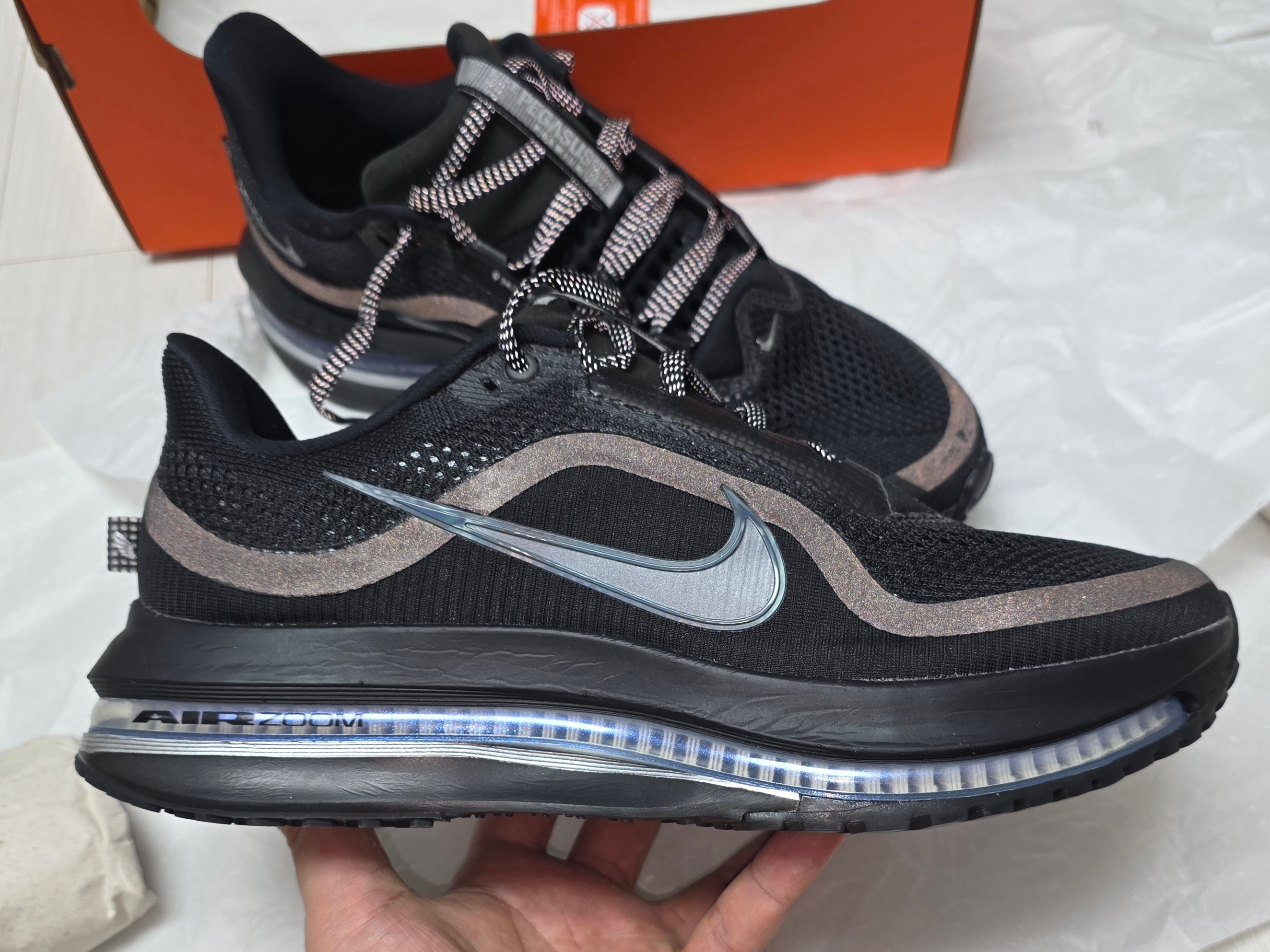 Nike Pegasus Premium Black Metallic Silver 착용 스타일 - 2