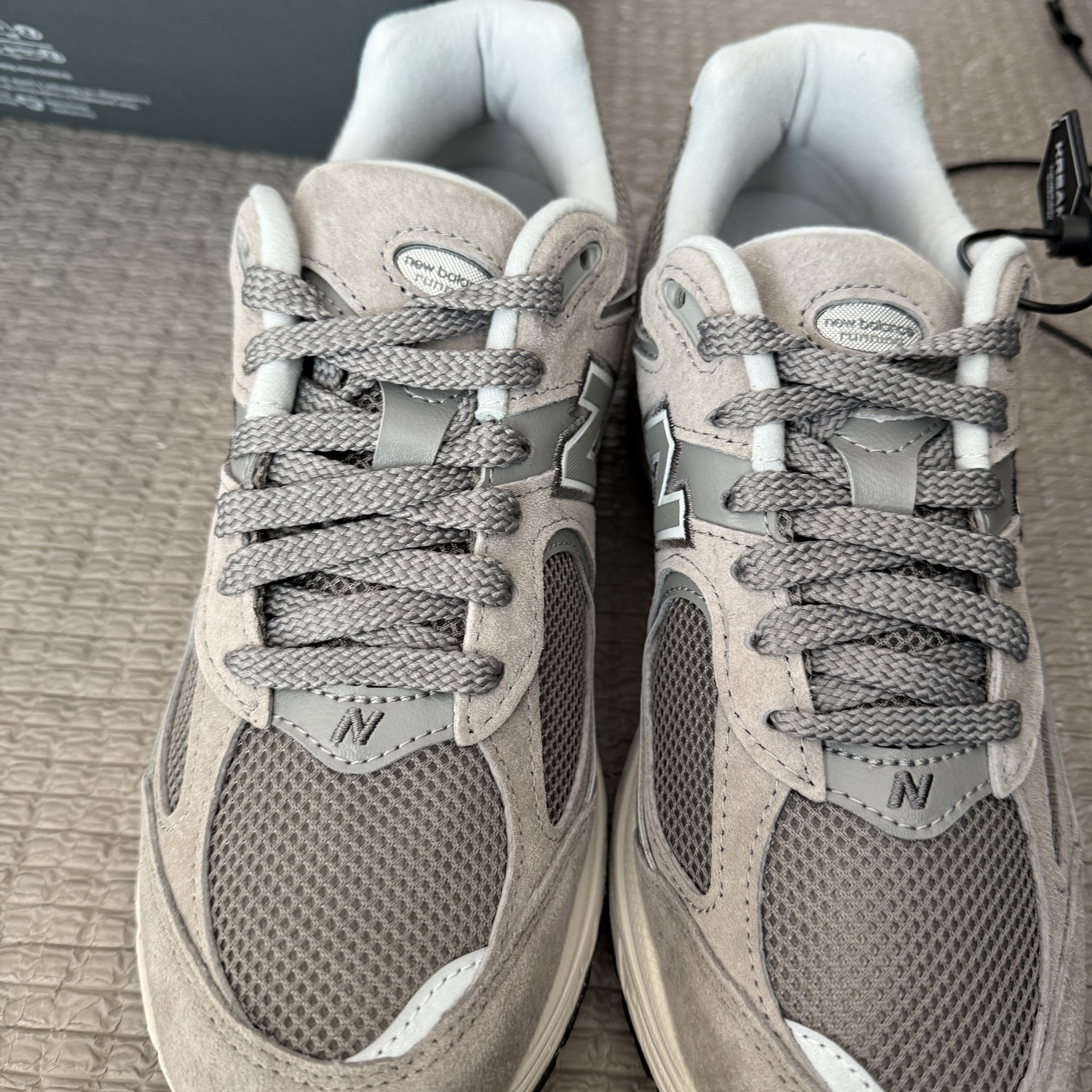 New Balance 2002R Grey 착용 스타일