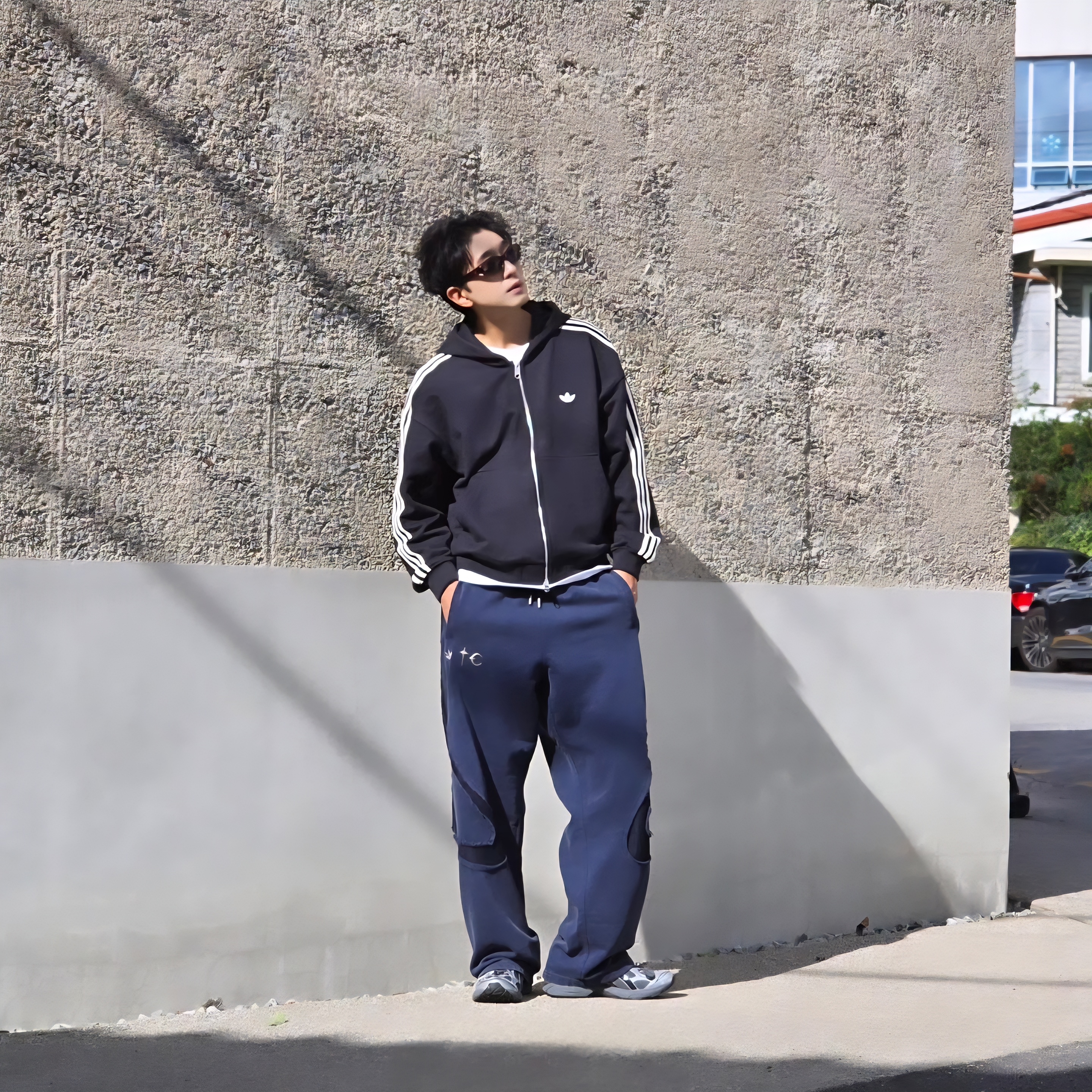 Adidas 3-Stripes Full-Zip Hoodie Black Cream White - KR Sizing, Adidas x Thug Club Teamgeist Sweatpants Night Indigo - KR Sizing 착용 스타일 - 4
