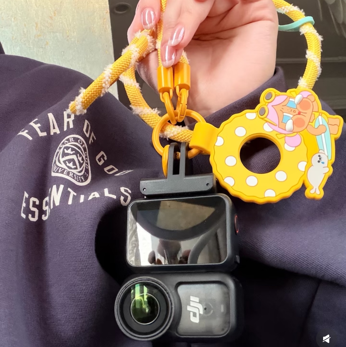 Pop Mart Crybaby Vacation Mode On Series Cross Strap Let's Surf (Opened Case), DJI Osmo Nano (128GB) 착용 스타일