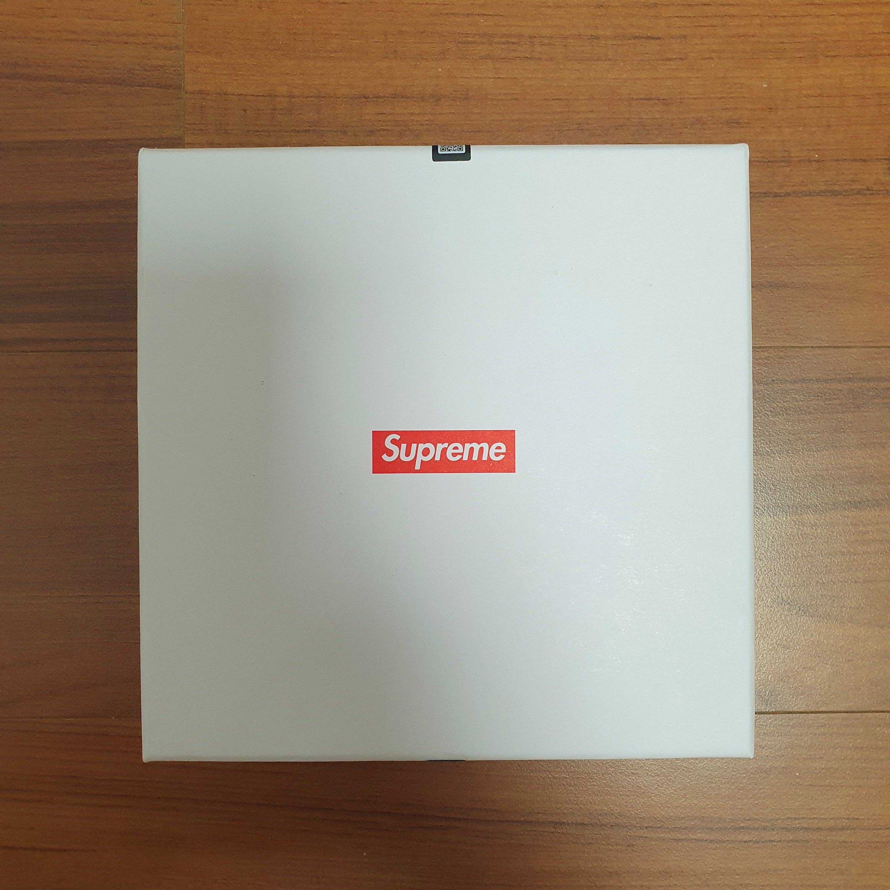 Supreme Leather Zip Card Holder Red 착용 스타일 - 1