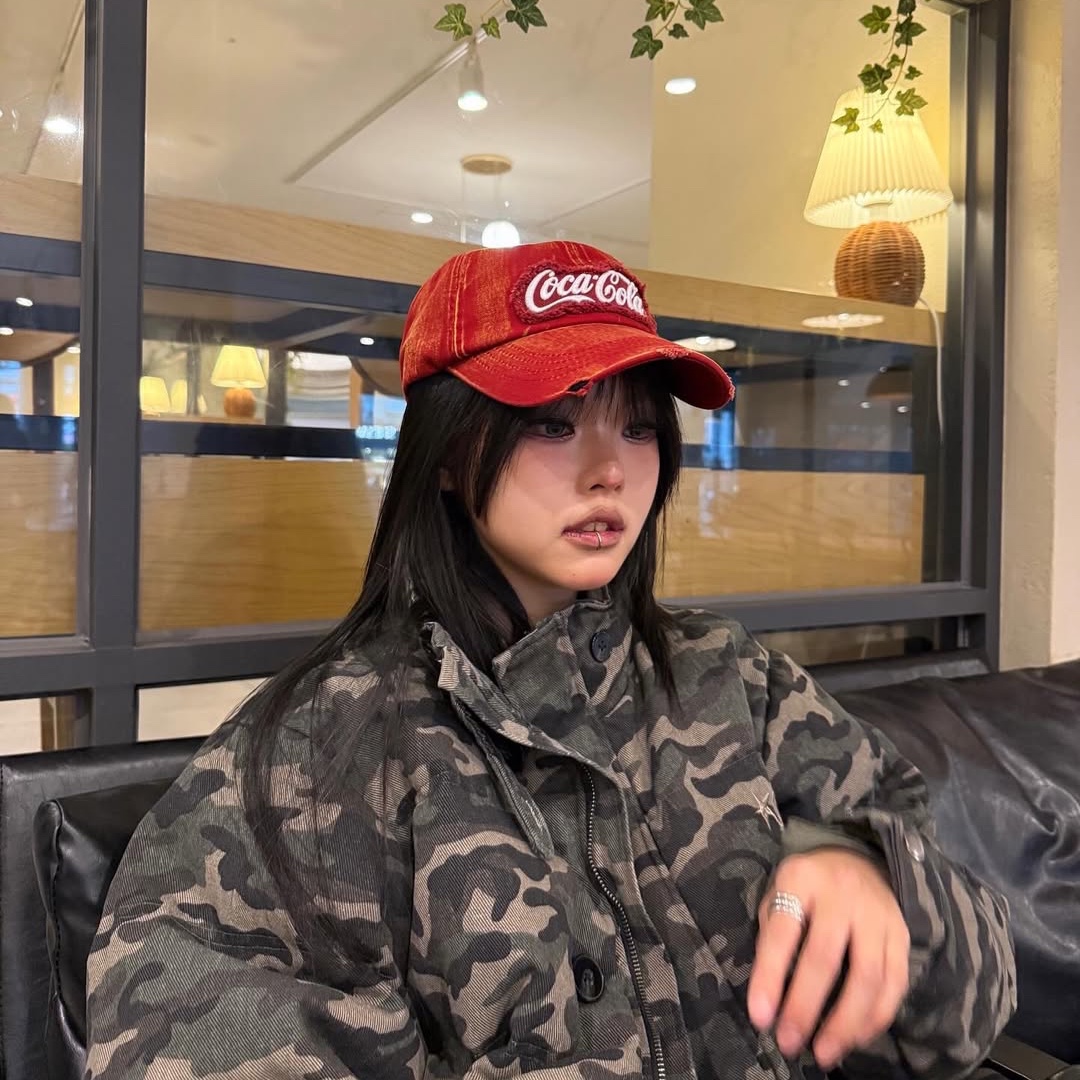 SPORT CHAMBER x Coca-Cola Ball Cap Red 착용 스타일 - 4
