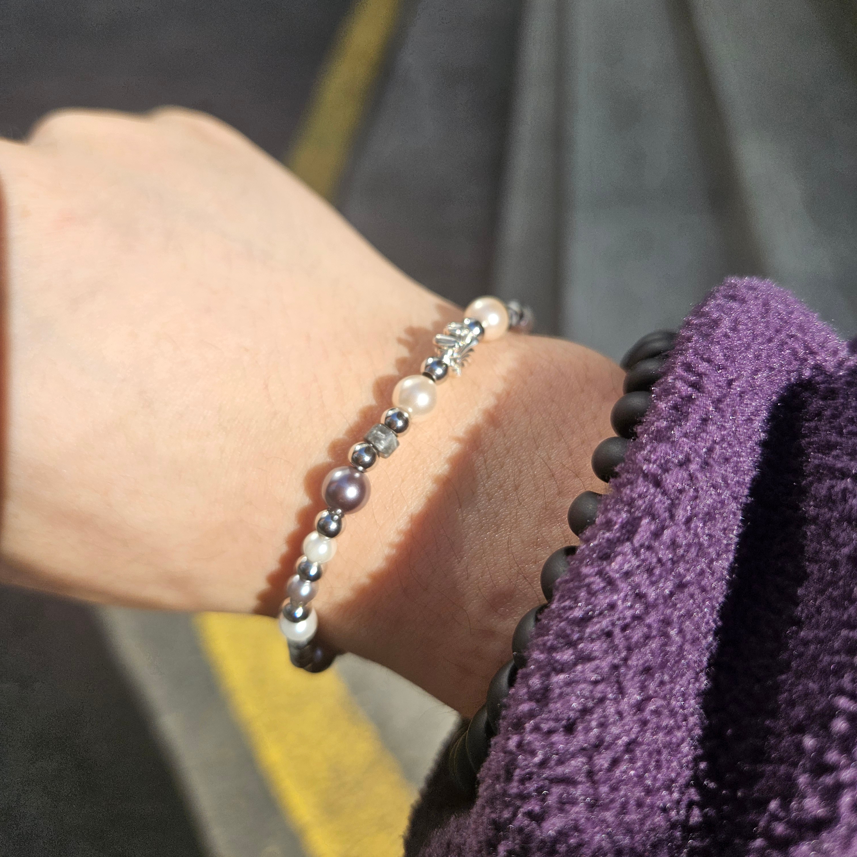 Scudo Shell Multi Pearl Karen Bracelet 착용 스타일