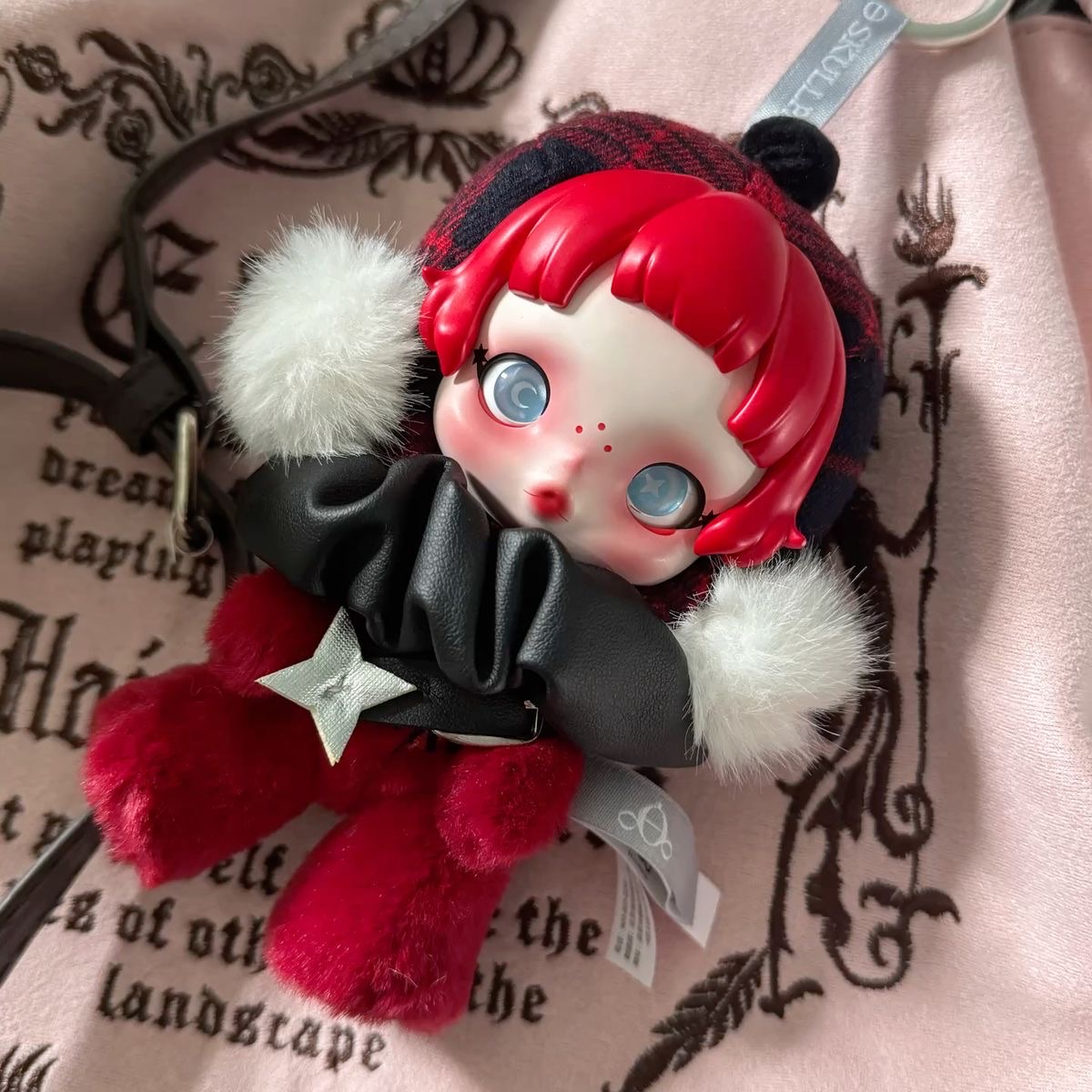 Pop Mart Skullpanda Winter Symphony Series Keyring Rock On (Opened Case) 착용 스타일