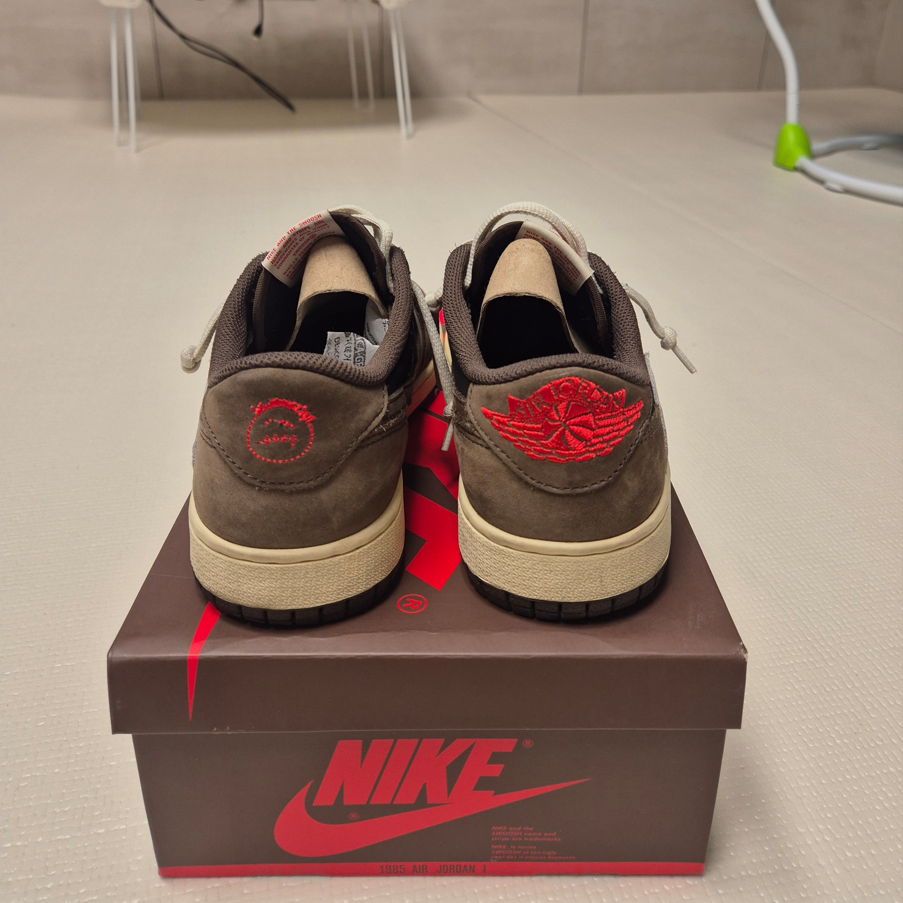 Jordan 1 x Travis Scott Retro Low OG SP Mocha 착용 스타일 - 3