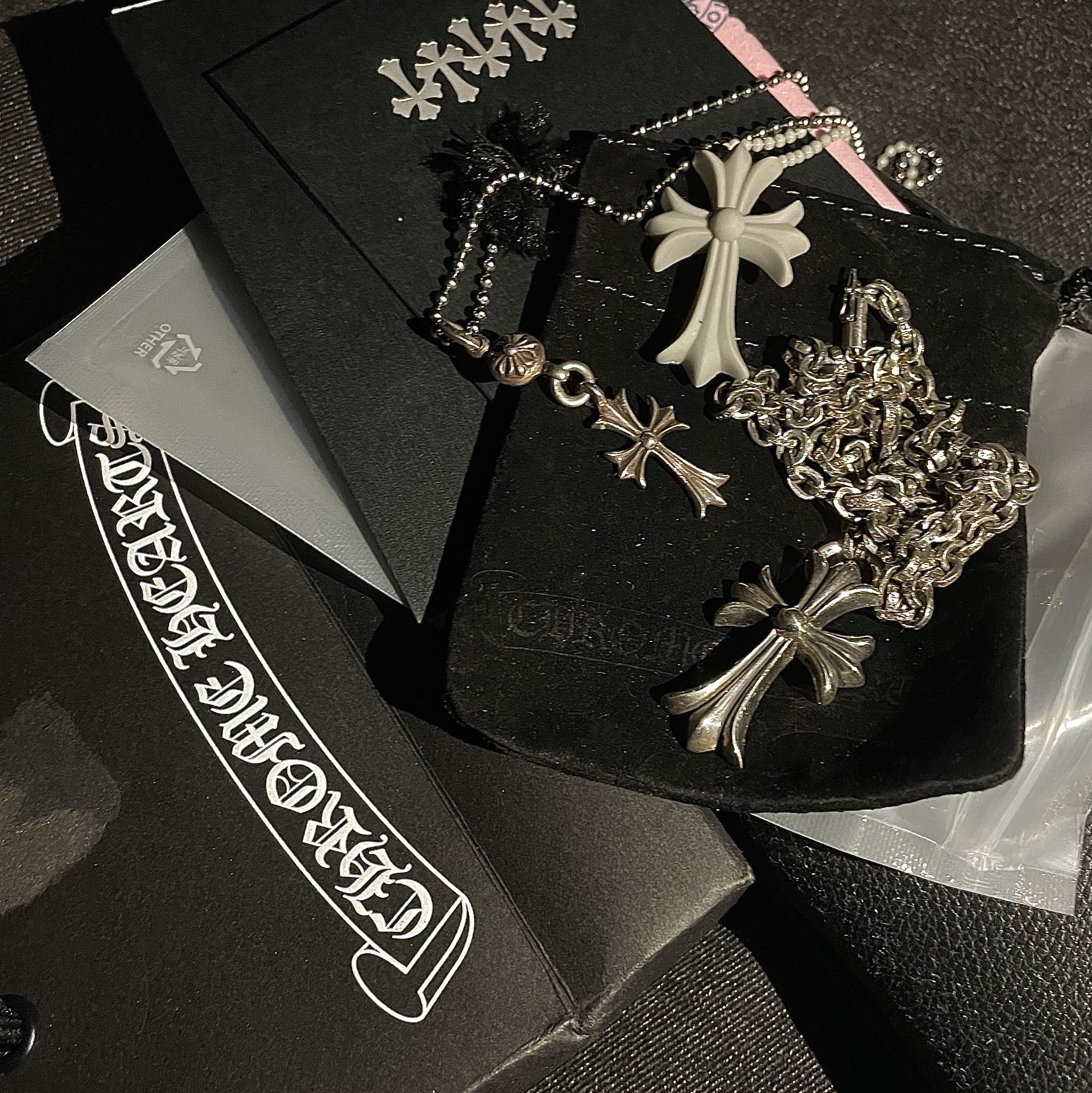 Chrome Hearts Silichrome CH Cross Pendant Grey 2023, Hansroom Chrome Hearts One Ball Tiny Cross Charm 착용 스타일