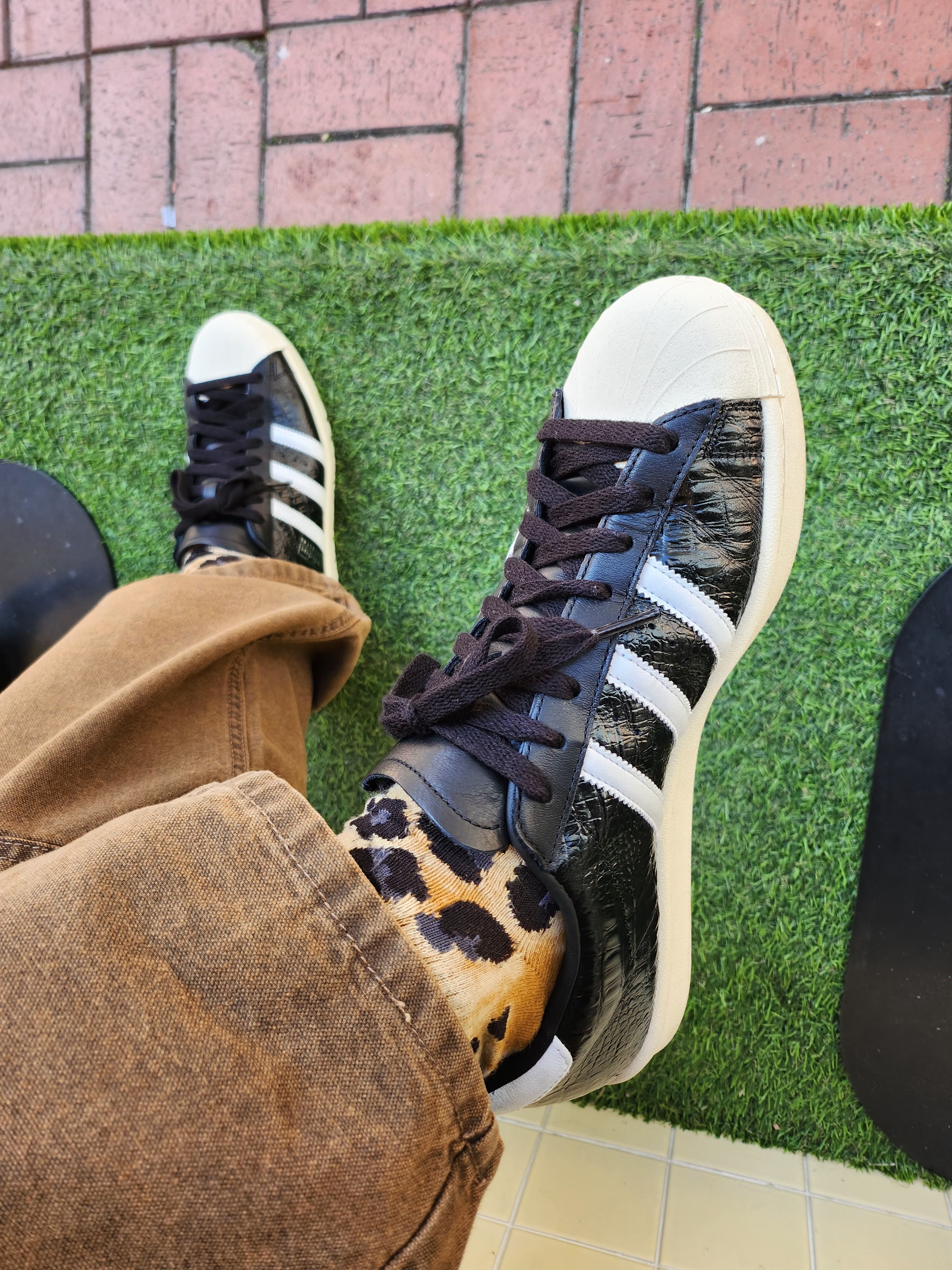 (W) Adidas Superstar Vintage Core Black Cloud White, Human Made Military Card Case Beige 착용 스타일 - 2