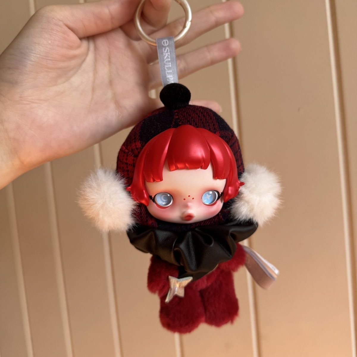 Pop Mart Skullpanda Winter Symphony Series Keyring Rock On (Opened Case) 착용 스타일