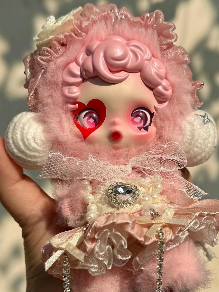 Pop Mart Skullpanda Winter Symphony Series Keyring Rhapsody (Opened Case) 착용 스타일