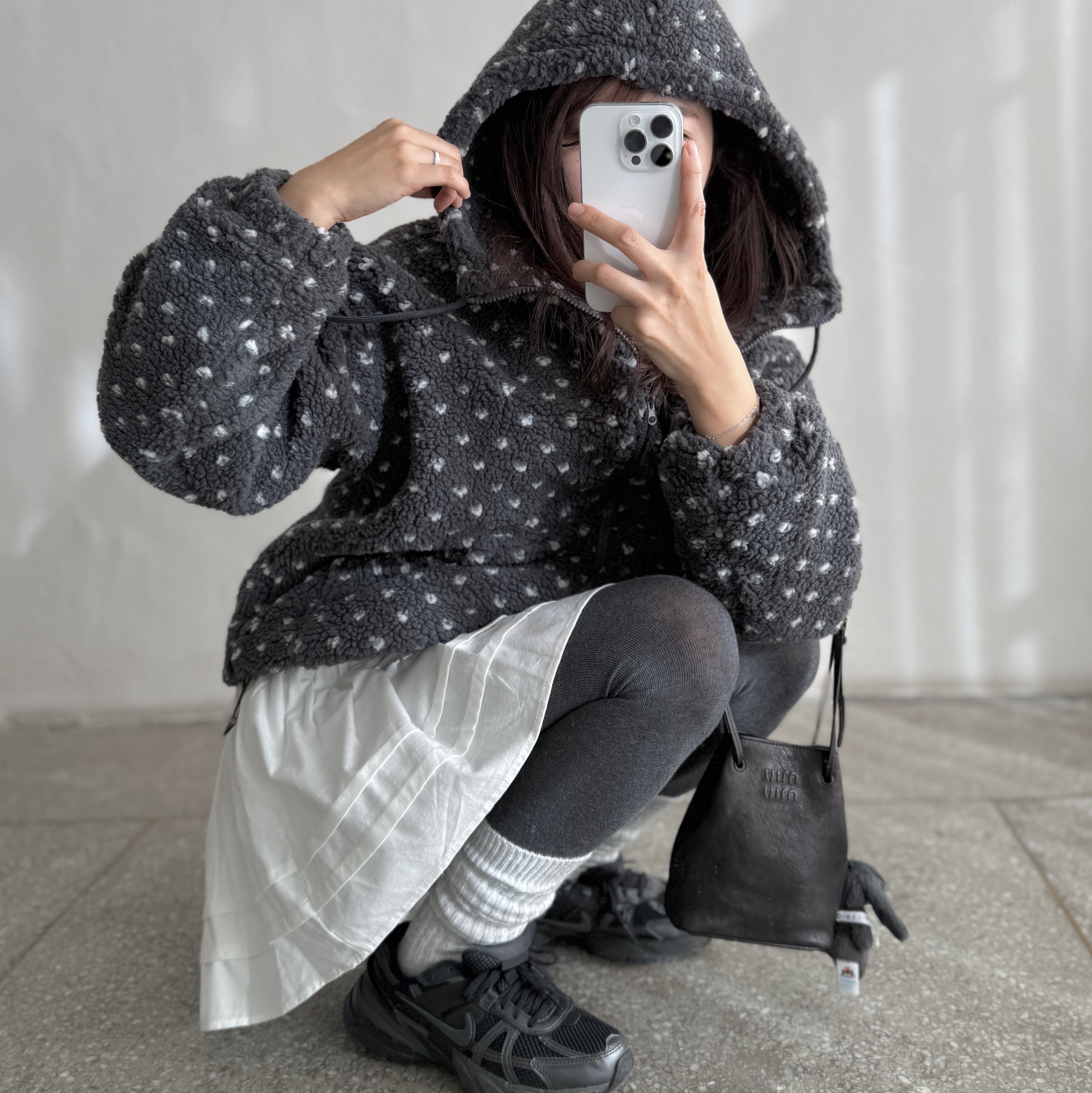 Nike V2K Run Black Anthracite, Miu Miu Nappa Leather Mini Bag Tundra 착용 스타일 - 1