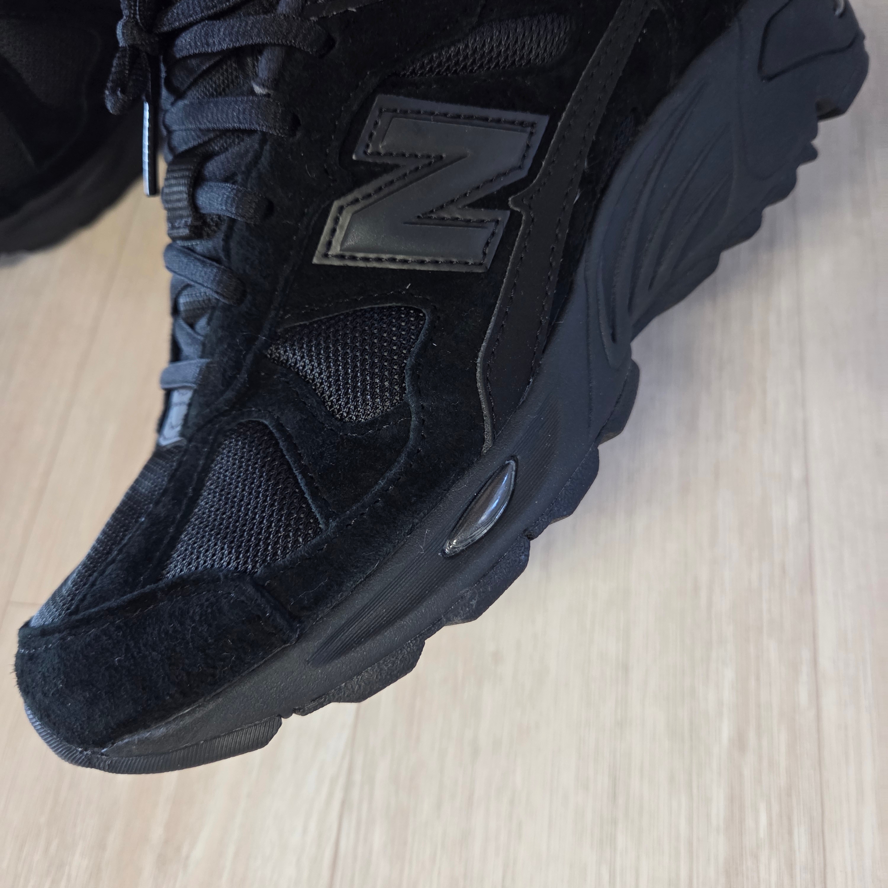 New Balance 878 Triple Black 착용 스타일 - 2