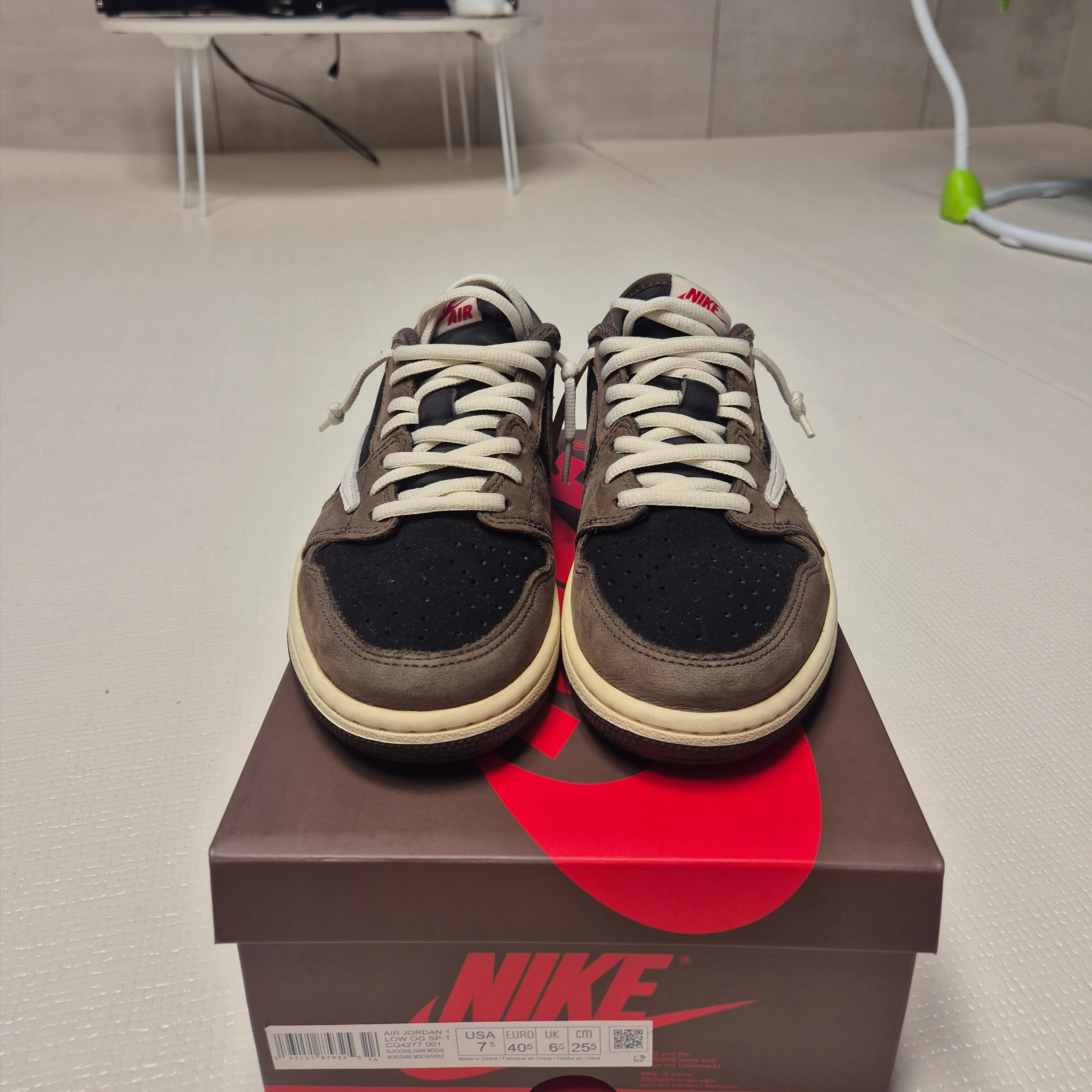 Jordan 1 x Travis Scott Retro Low OG SP Mocha 착용 스타일 - 5