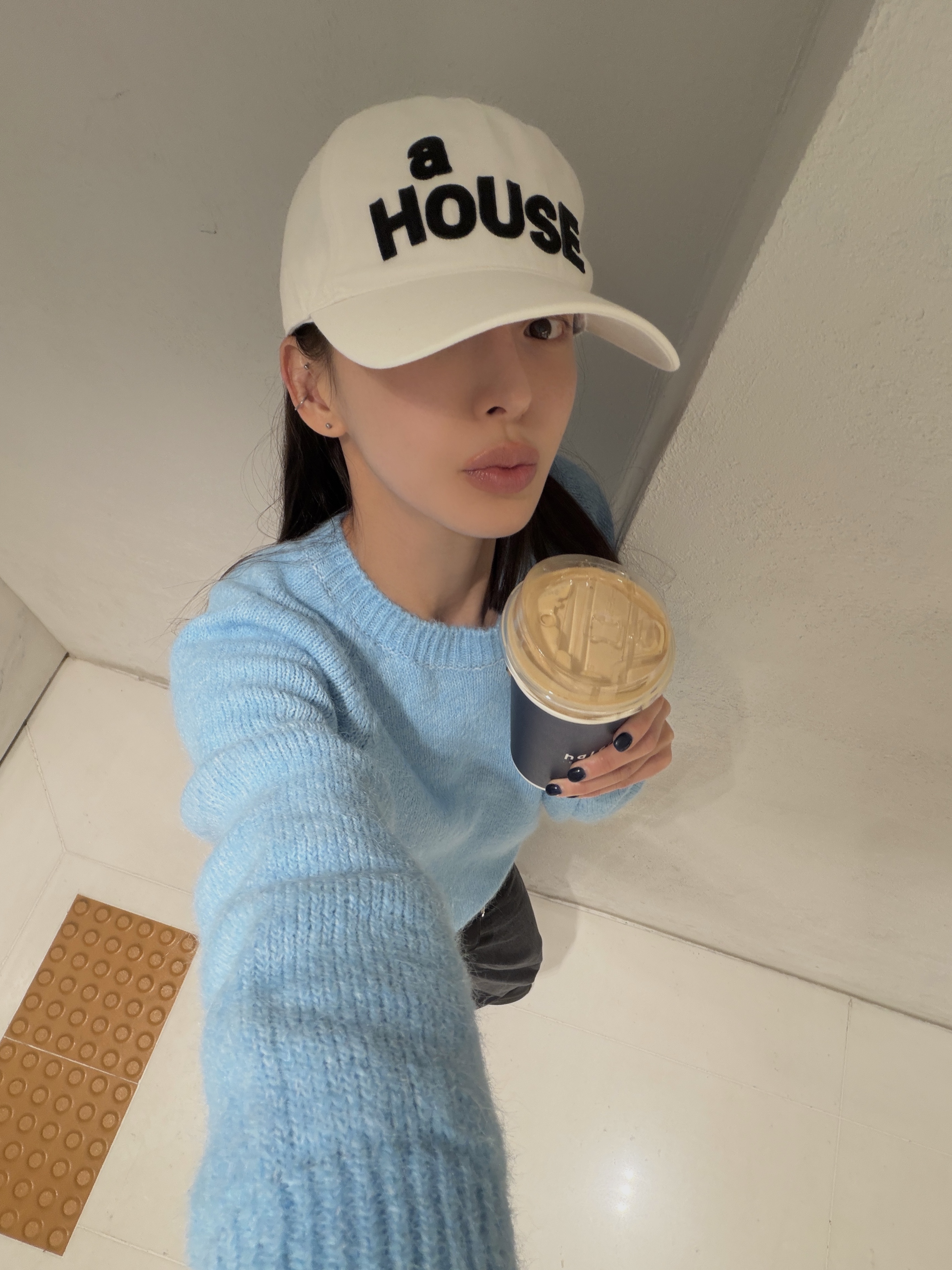 Kikozy A House Cap White, Oakley Light Breathe Triple Black 착용 스타일 - 4