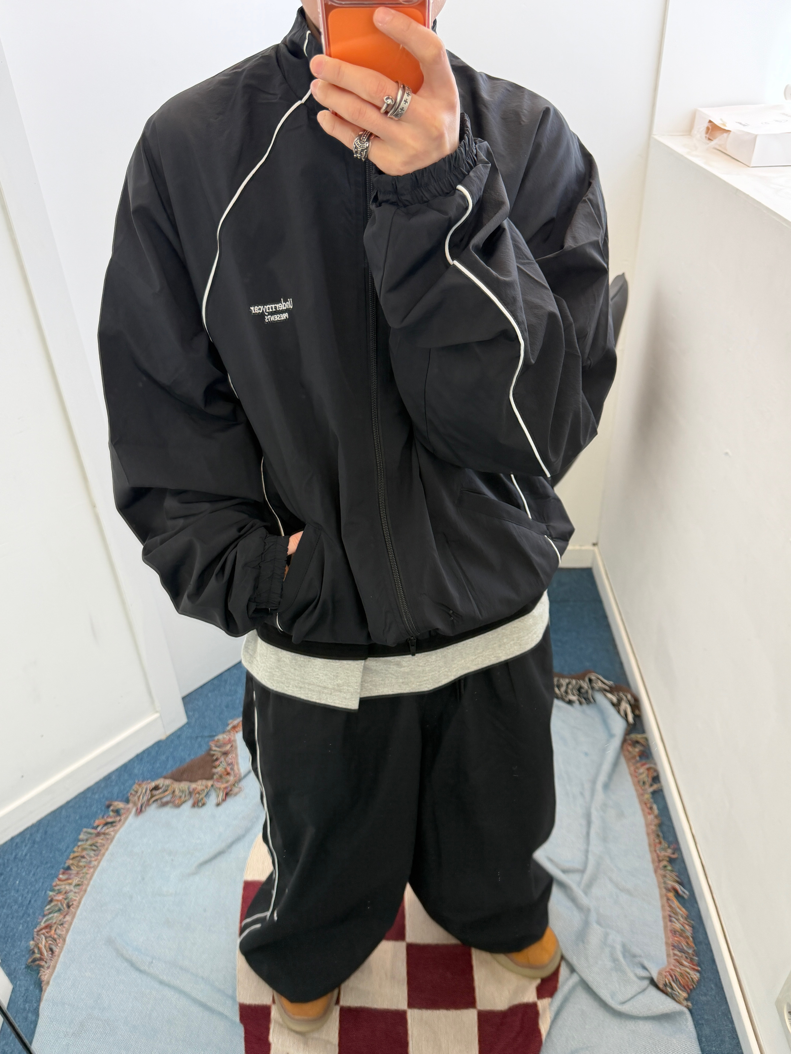 Undermycar MU.132 Original Logo Piping Line Track Jacket Black, Undermycar Mu.126 Original Logo Piping Line Nylon Pants Black 착용 스타일 - 2