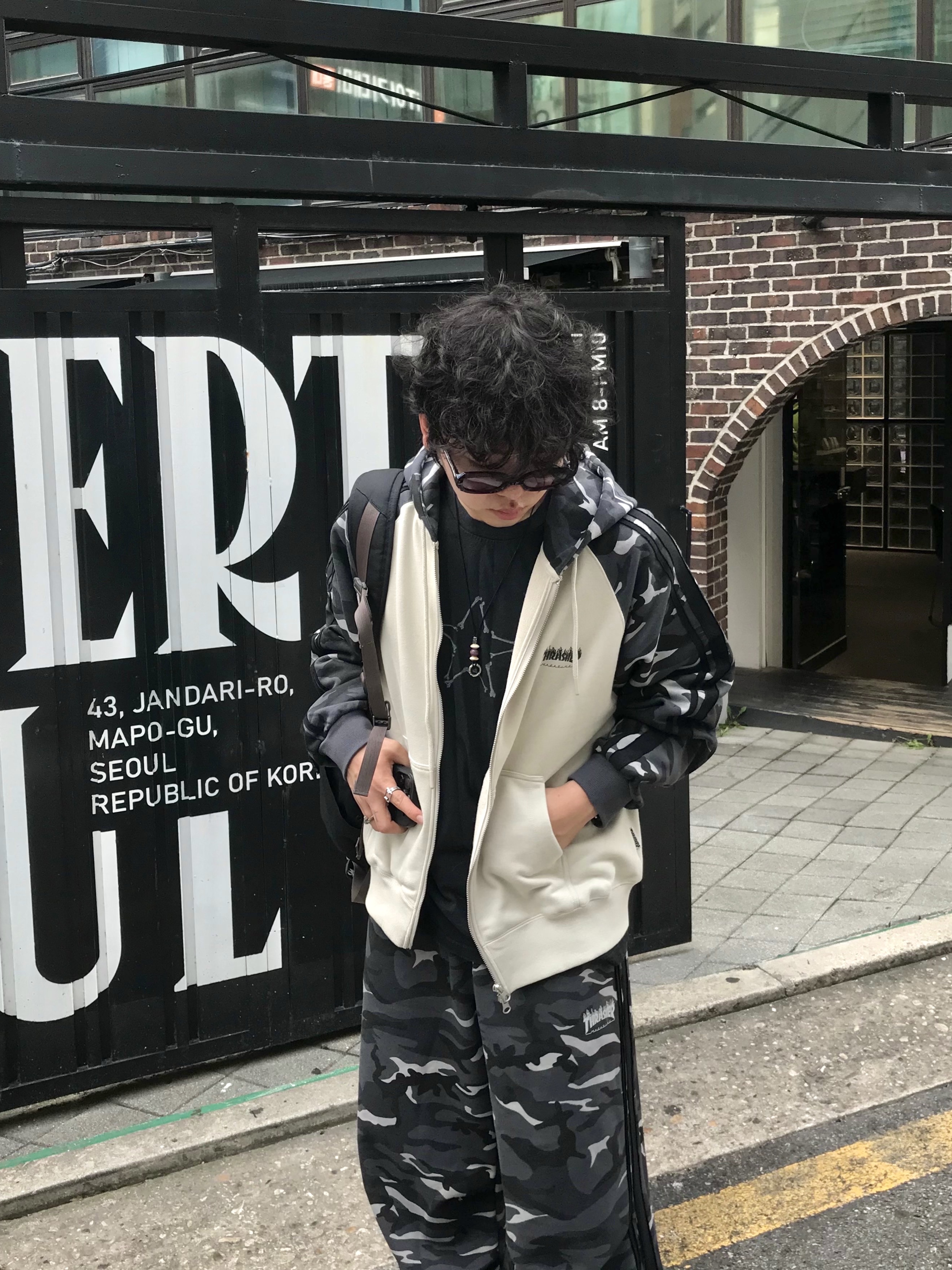 THRASHER Flame Washed Track Pants Camo, THRASHER Flame Washed Track Hooded Zip-Up Camo 착용 스타일 - 8