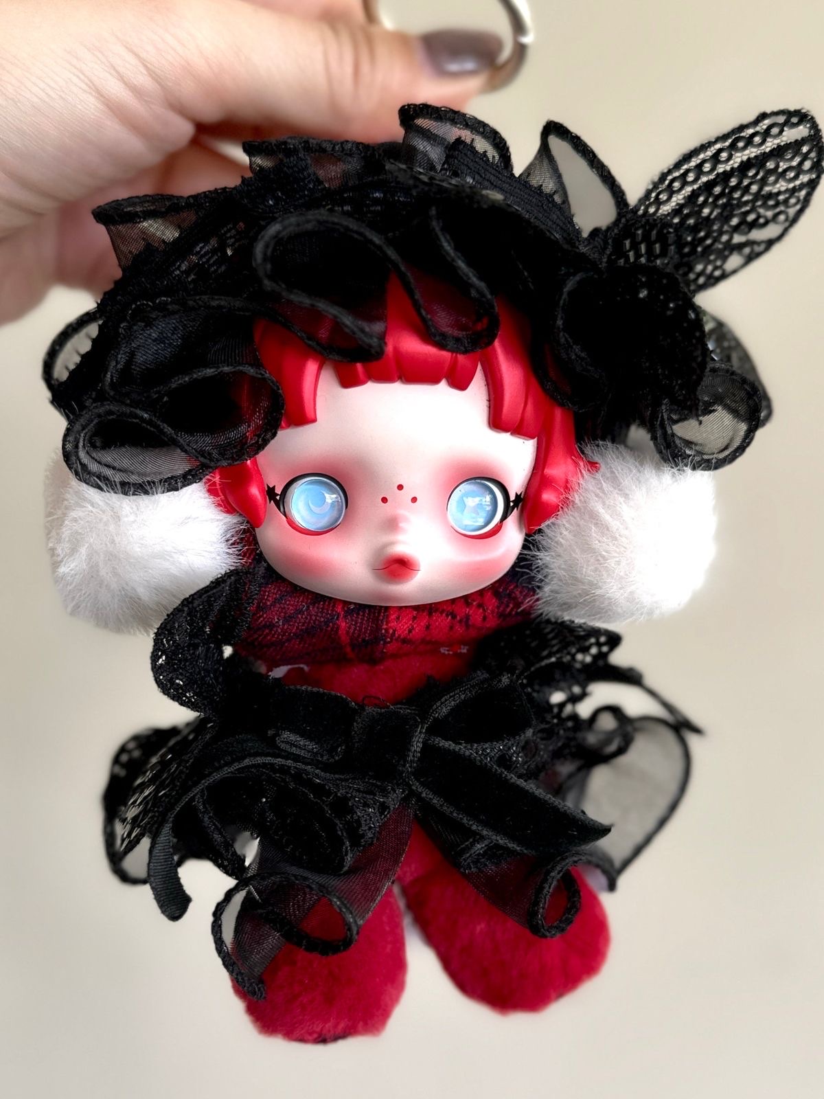 Pop Mart Skullpanda Winter Symphony Series Keyring Rock On (Opened Case) 착용 스타일