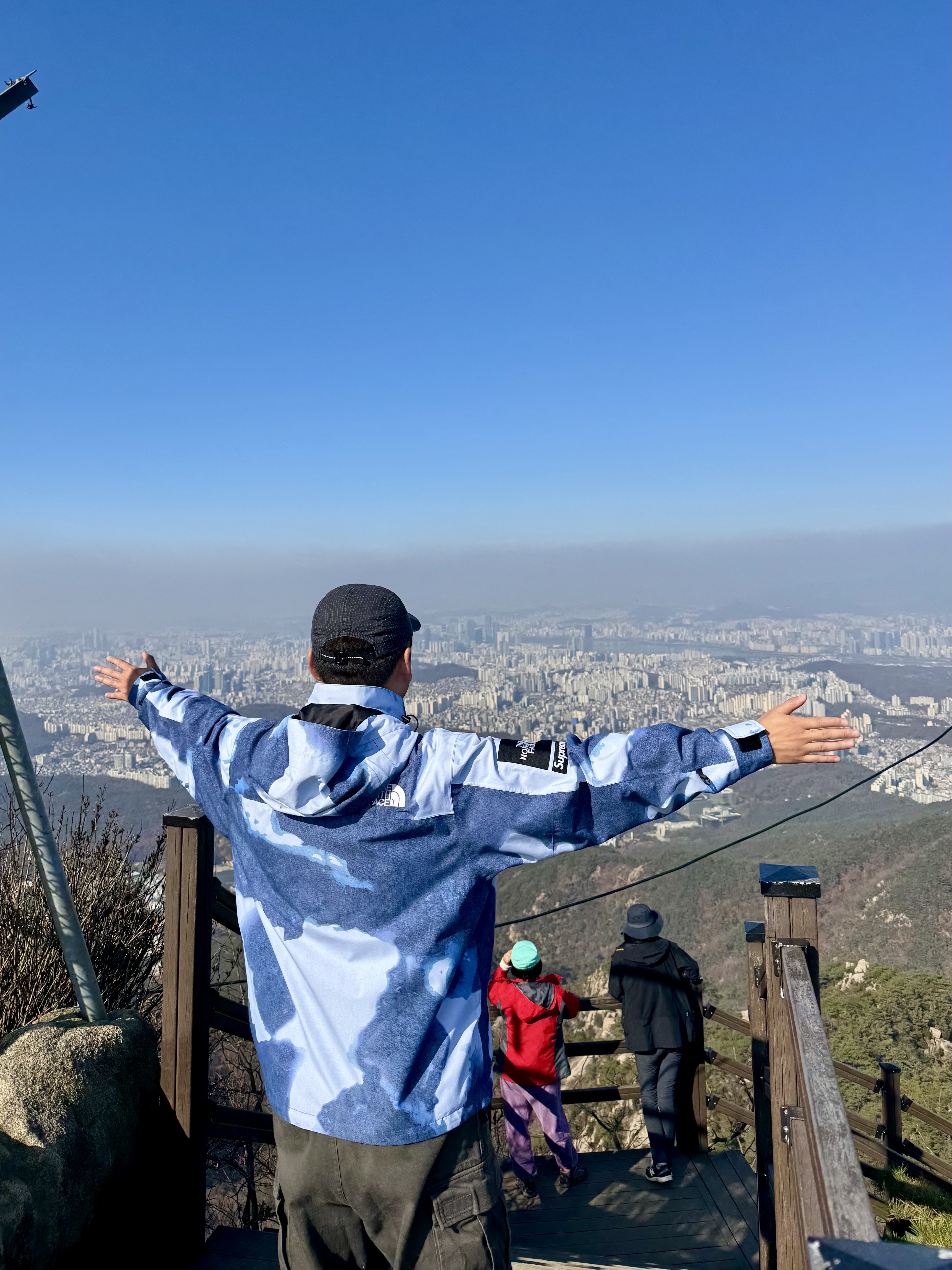 Supreme x The North Face Bleached Denim Print Mountain Jacket Indigo - 21FW 착용 스타일