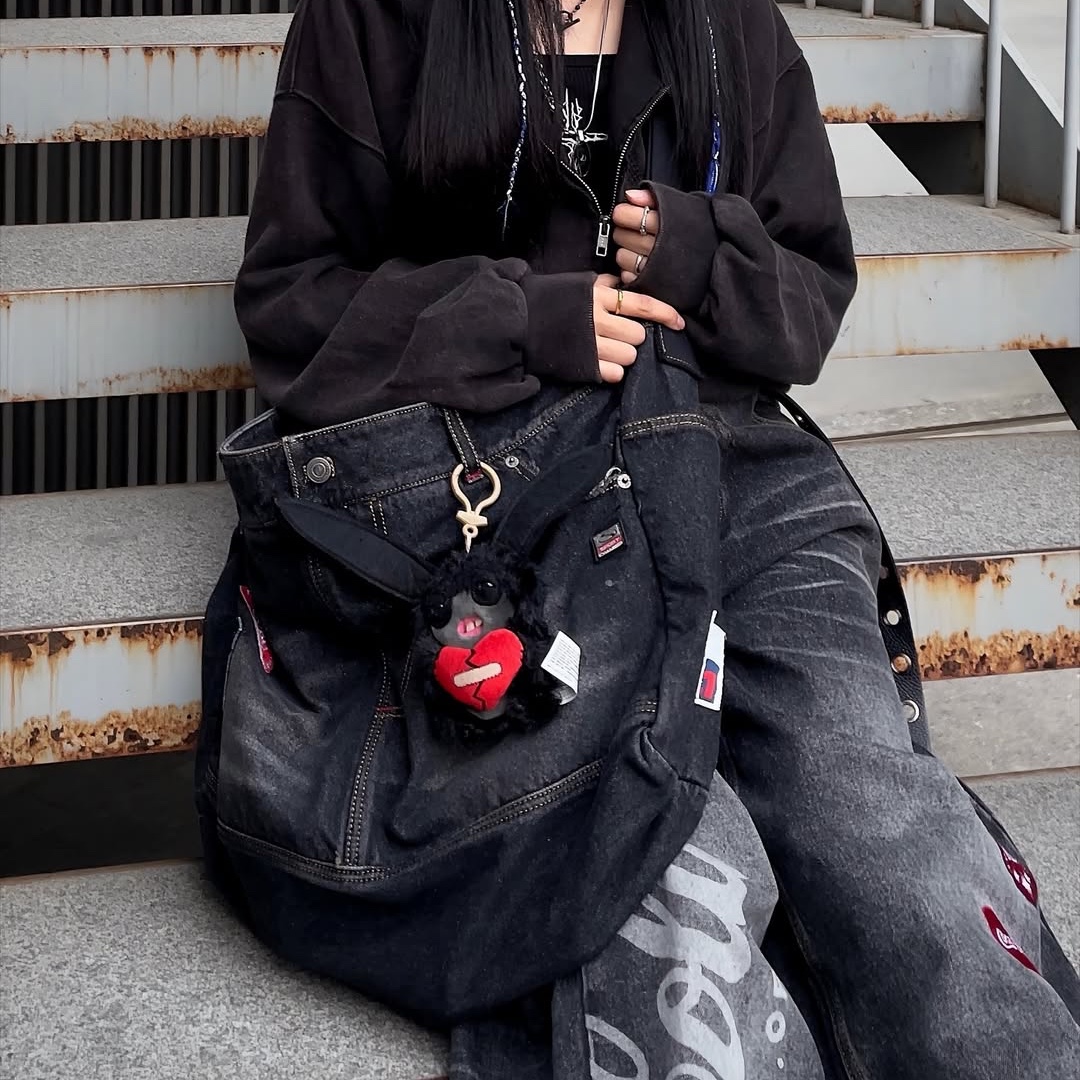 SPORT CHAMBER x Coca-Cola Balloon Denim Pants Black, SPORT CHAMBER x Coca-Cola Denim Cross Bag Black 착용 스타일 - 10