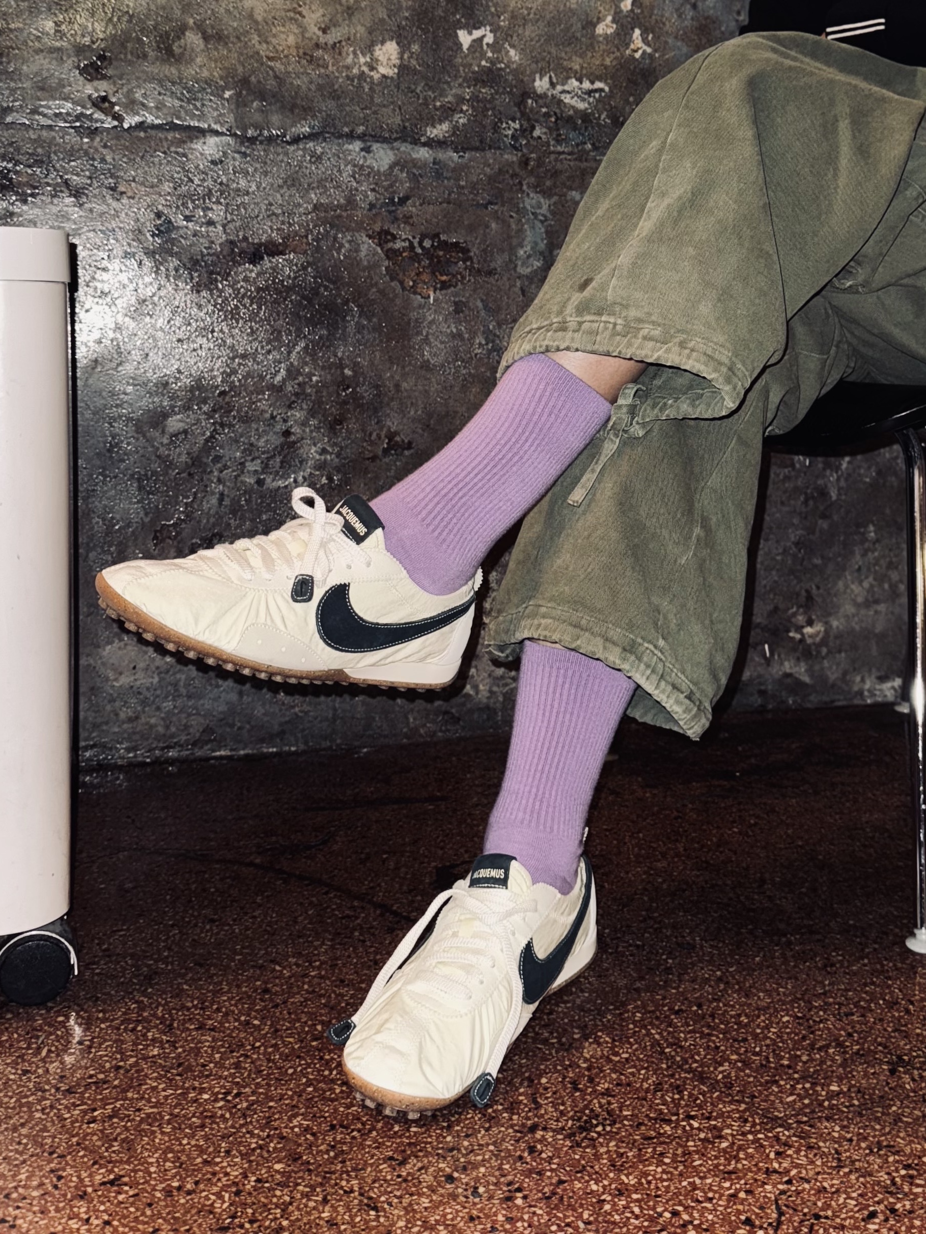 Nike x Jacquemus Moon Shoe SP Alabaster Off Noir, Nonnod Double Pocket Cargo Pants Vintage Khaki 착용 스타일 - 1