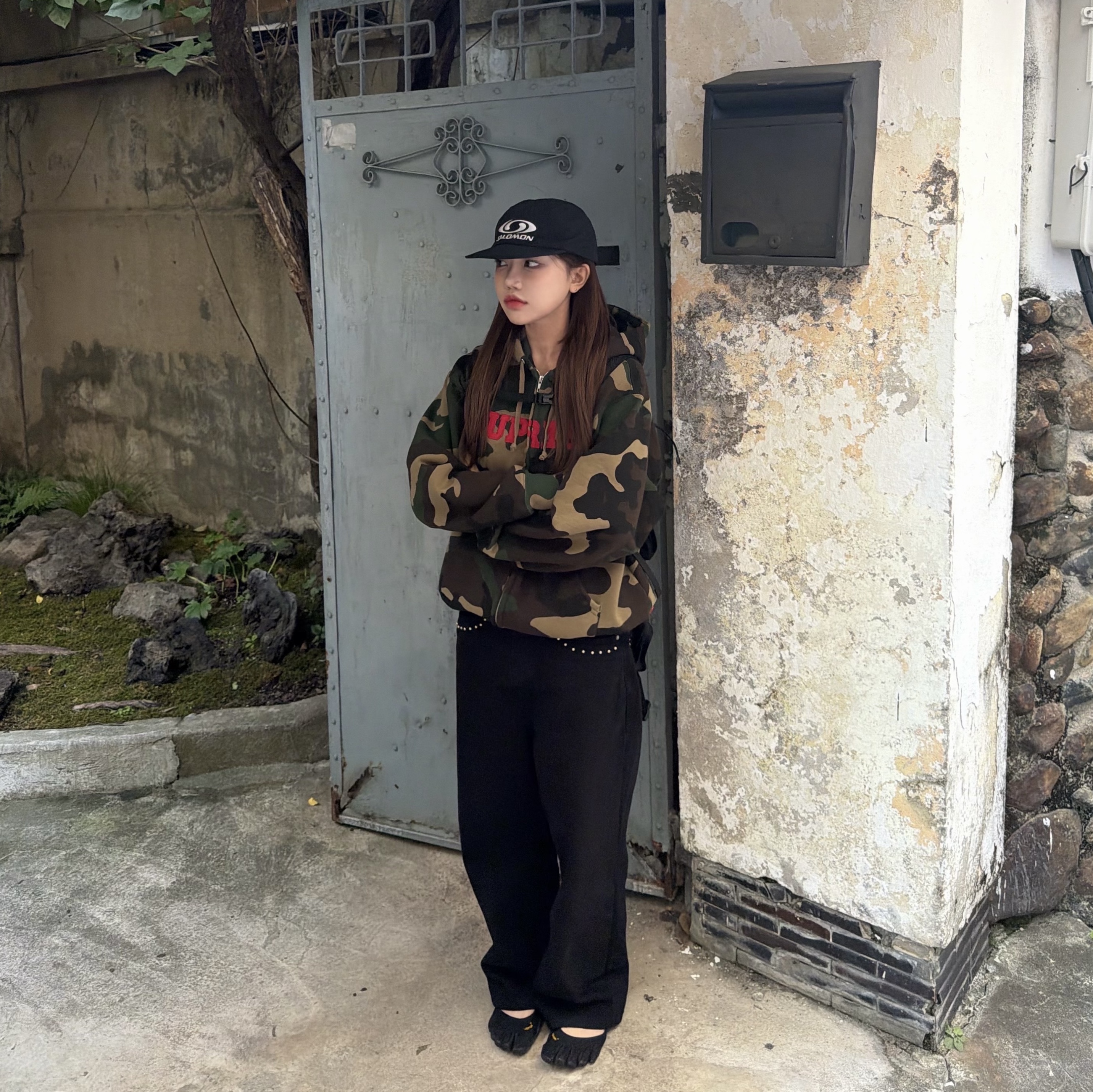 Supreme Collegiate Applique Zip Up Hooded Sweatshirt Woodland Camo - 25FW, Salomon Link 6 Panel Cap Black 착용 스타일 - 3