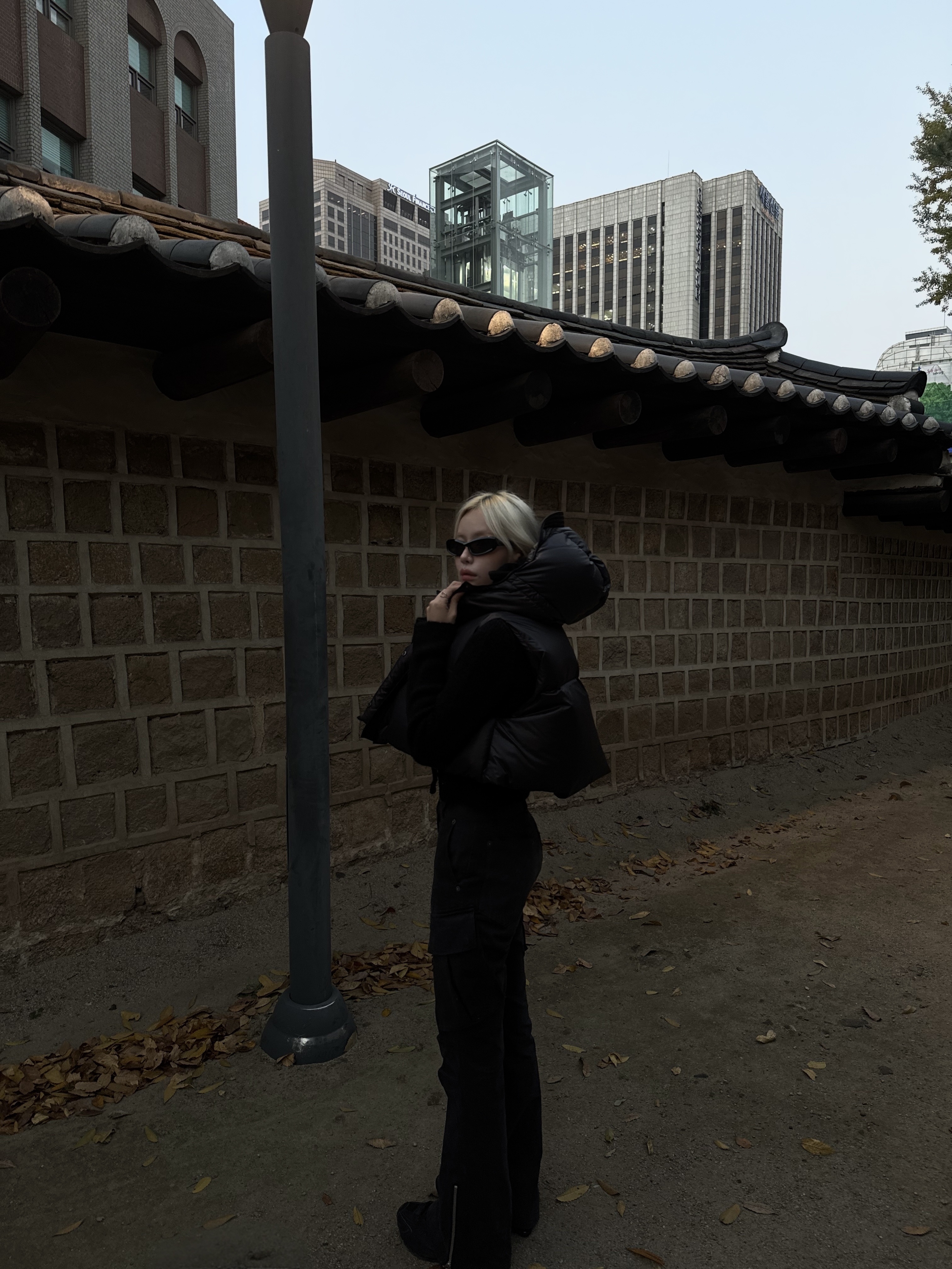 (W) Nike Shox R4 Black 착용 스타일 - 3