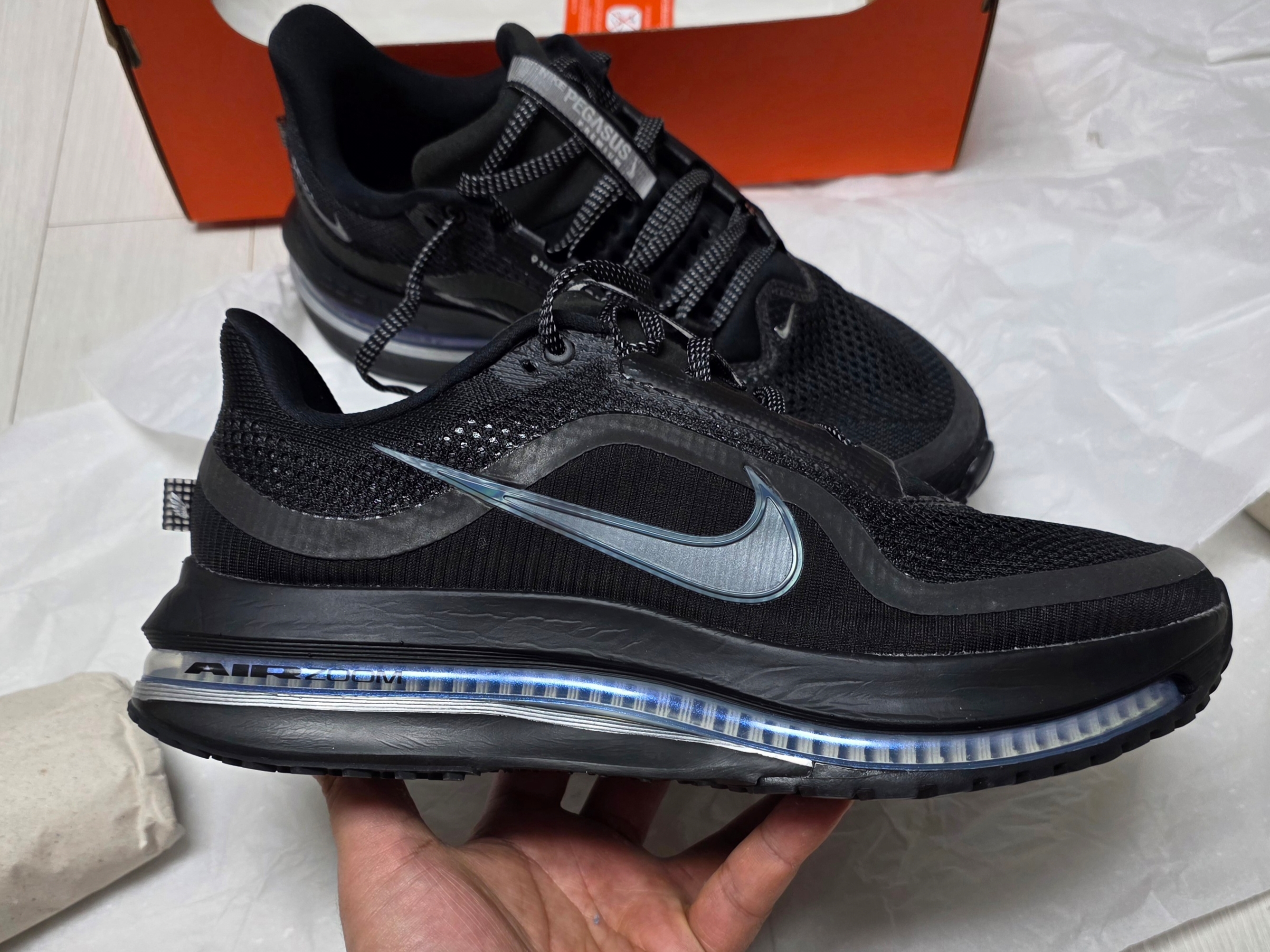 Nike Pegasus Premium Black Metallic Silver 착용 스타일 - 1