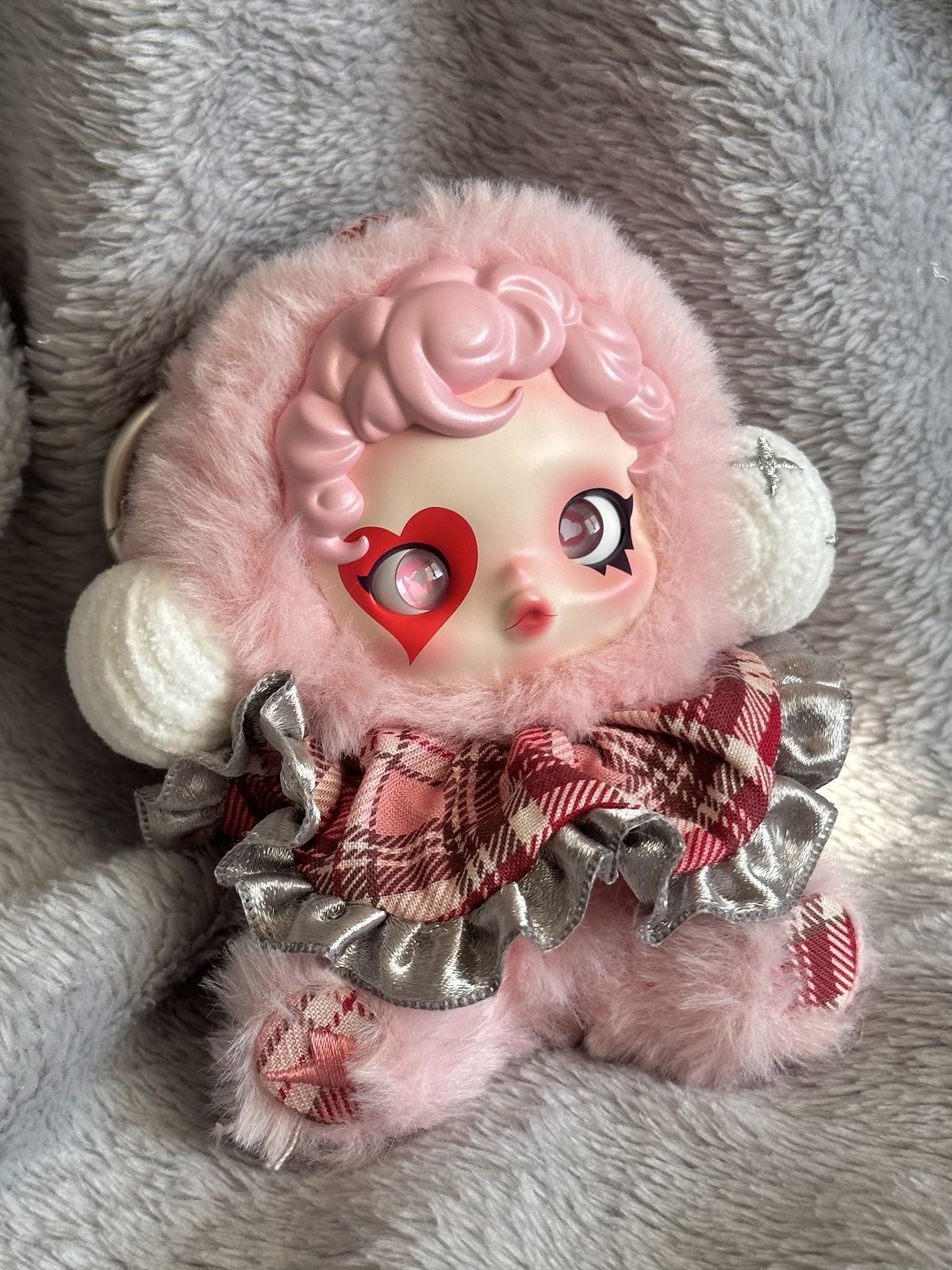 Pop Mart Skullpanda Winter Symphony Series Keyring Rhapsody (Opened Case) 착용 스타일