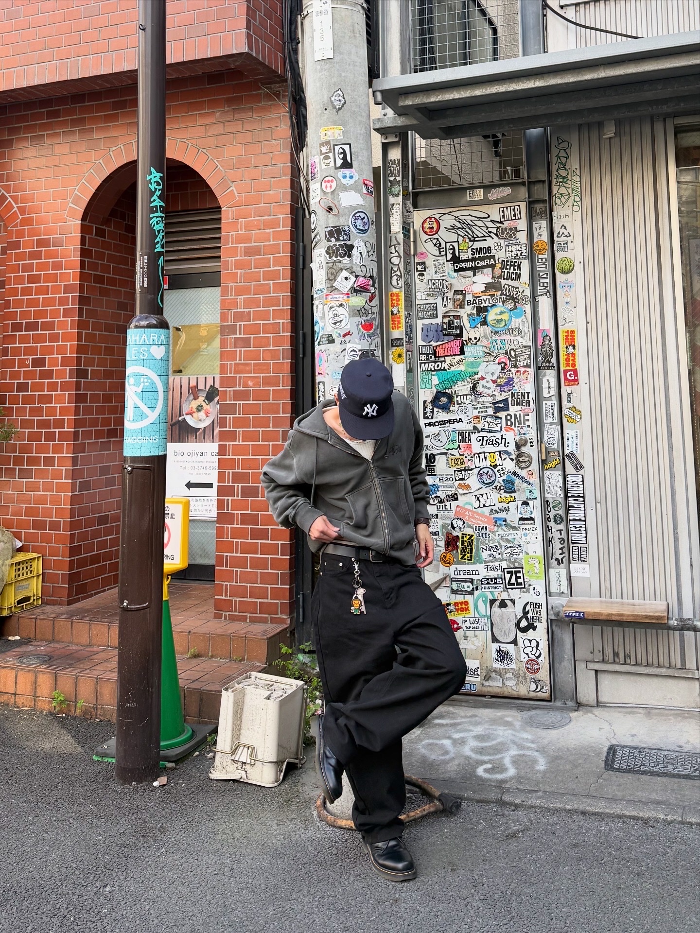 Stussy Basic Pigment Dyed Zip Hoodie Black, Dr. Martens 1461 Smooth Black 착용 스타일 - 1