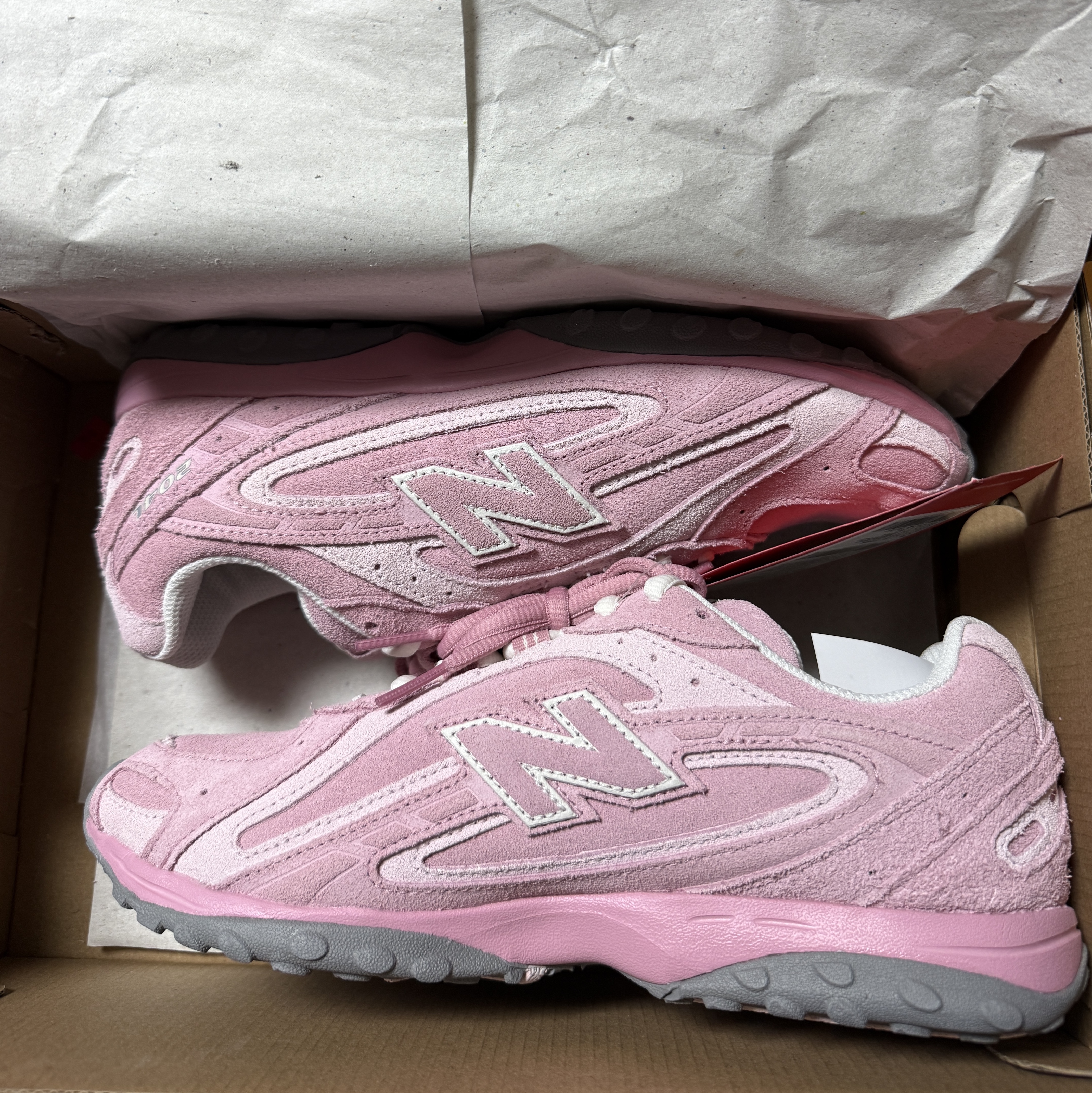 New Balance 204L Pastel Pink 착용 스타일