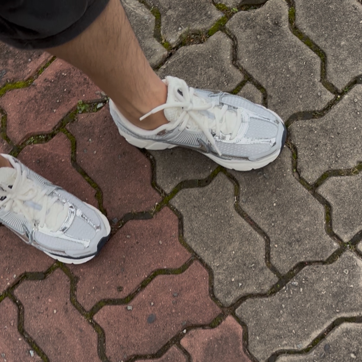 Nike Zoom Vomero 5 Photon Dust Gridiron 착용 스타일