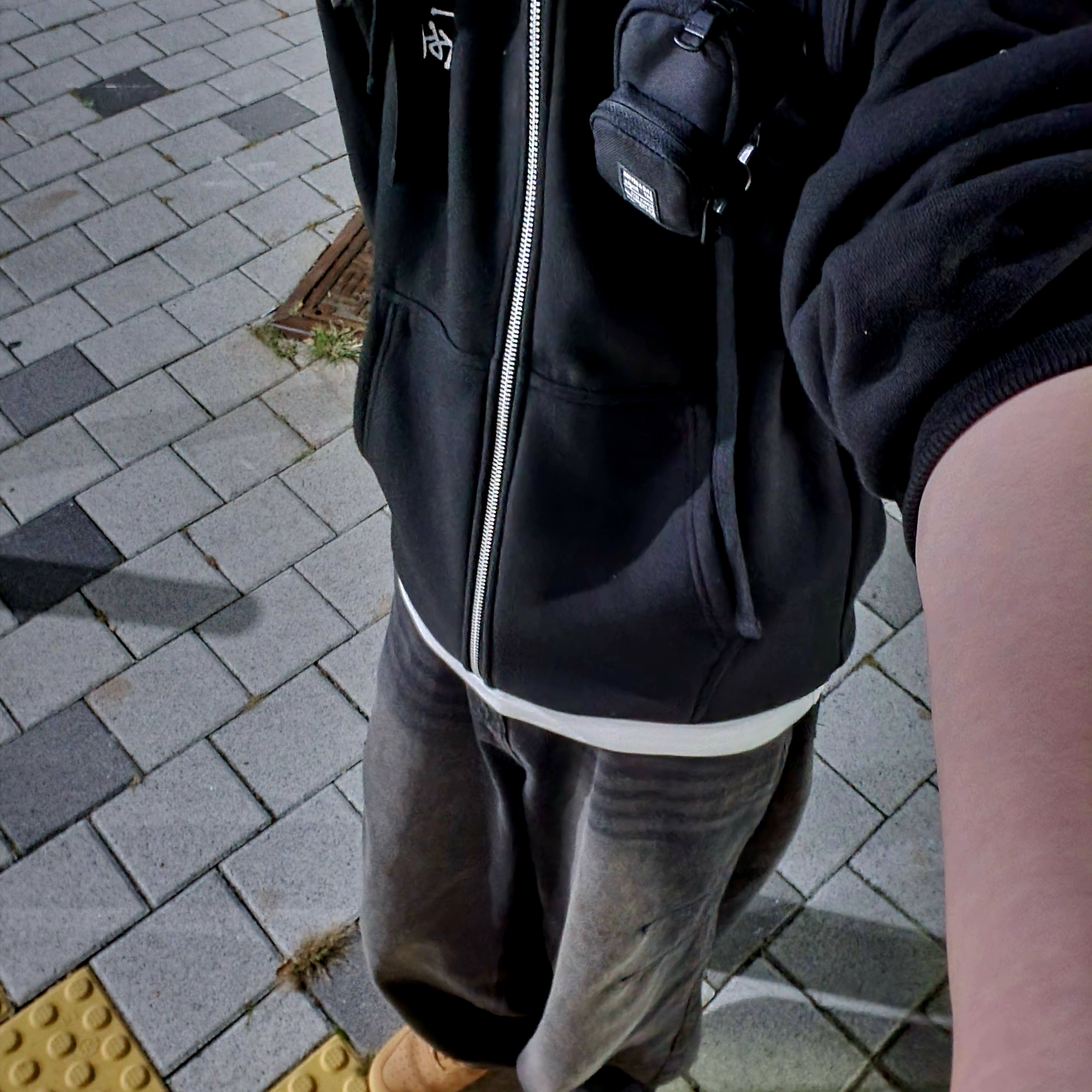 Stussy Basic Zip Hoodie Black, Nike Air Force 1 '07 WB Flax 착용 스타일