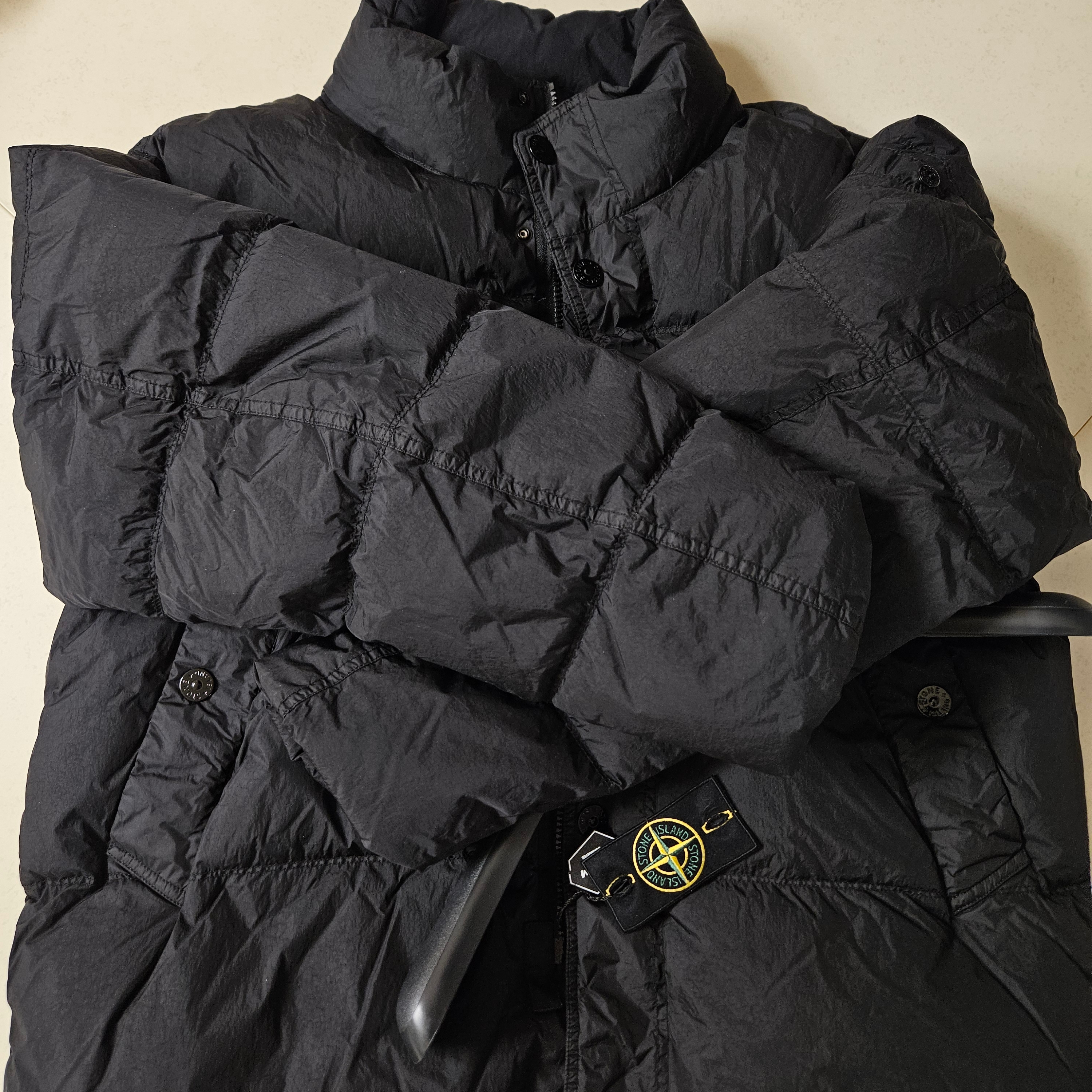 Stone Island 4100010 Crinkle Reps NY Recycled Nylon Down Jacket with Wind Resistant Black - 25FW 착용 스타일