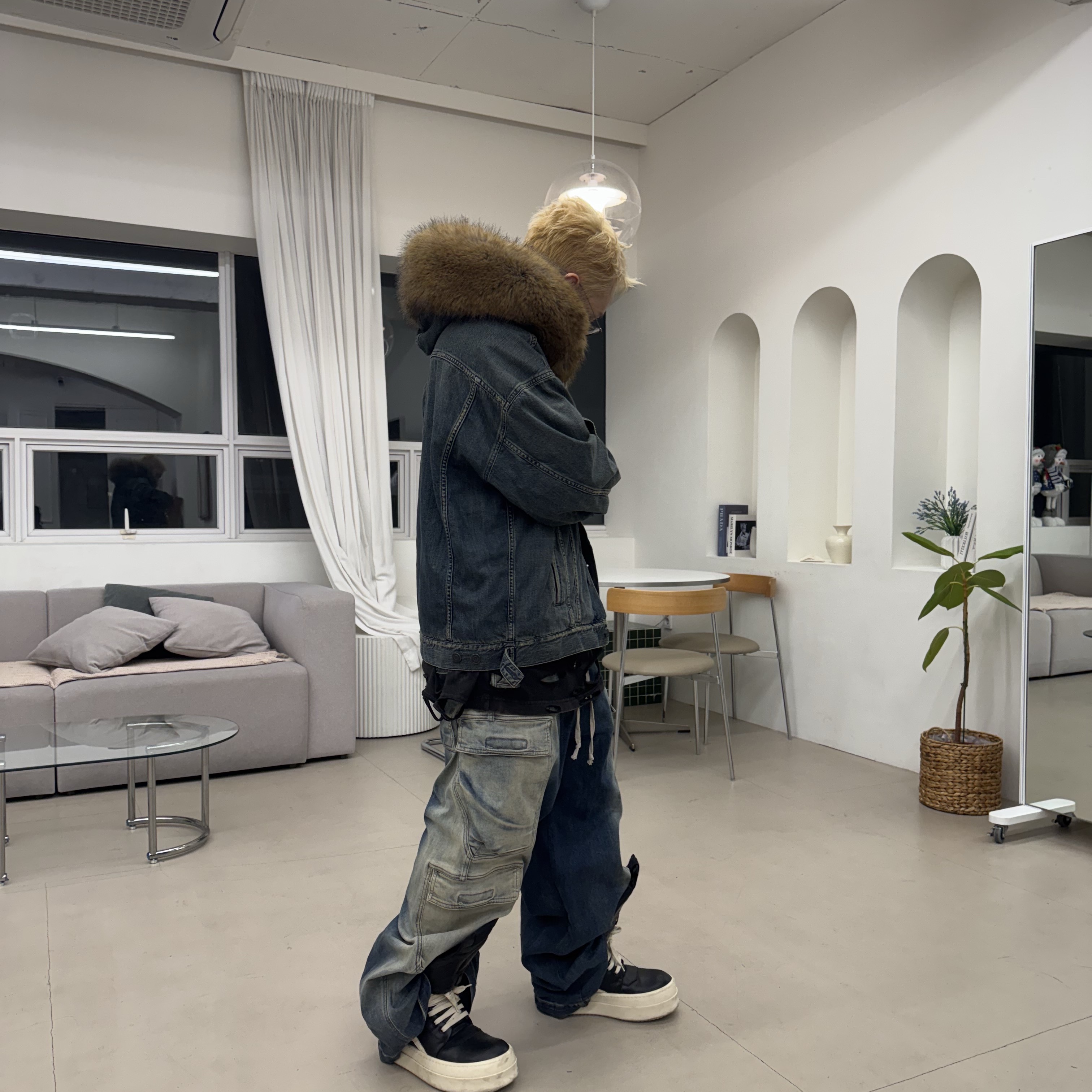 Balenciaga Boxy Jacket In Blue, Rick Owens Hollywood Mega Bumper Geobasket in Full Grain Calf Leather Black Milk 착용 스타일 - 2
