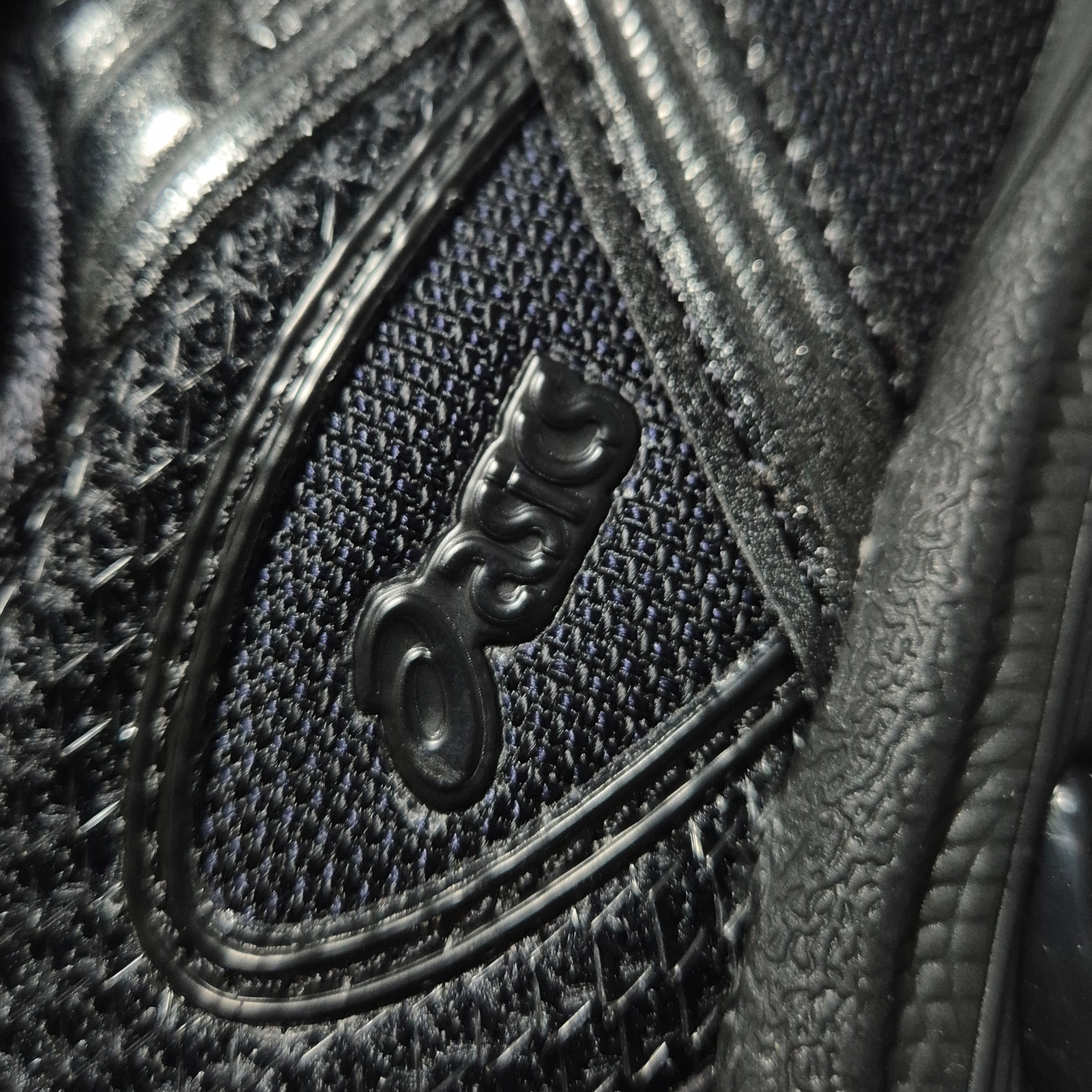 Asics x Unaffected Gel-Nimbus 10.1 Black Black 착용 스타일 - 2