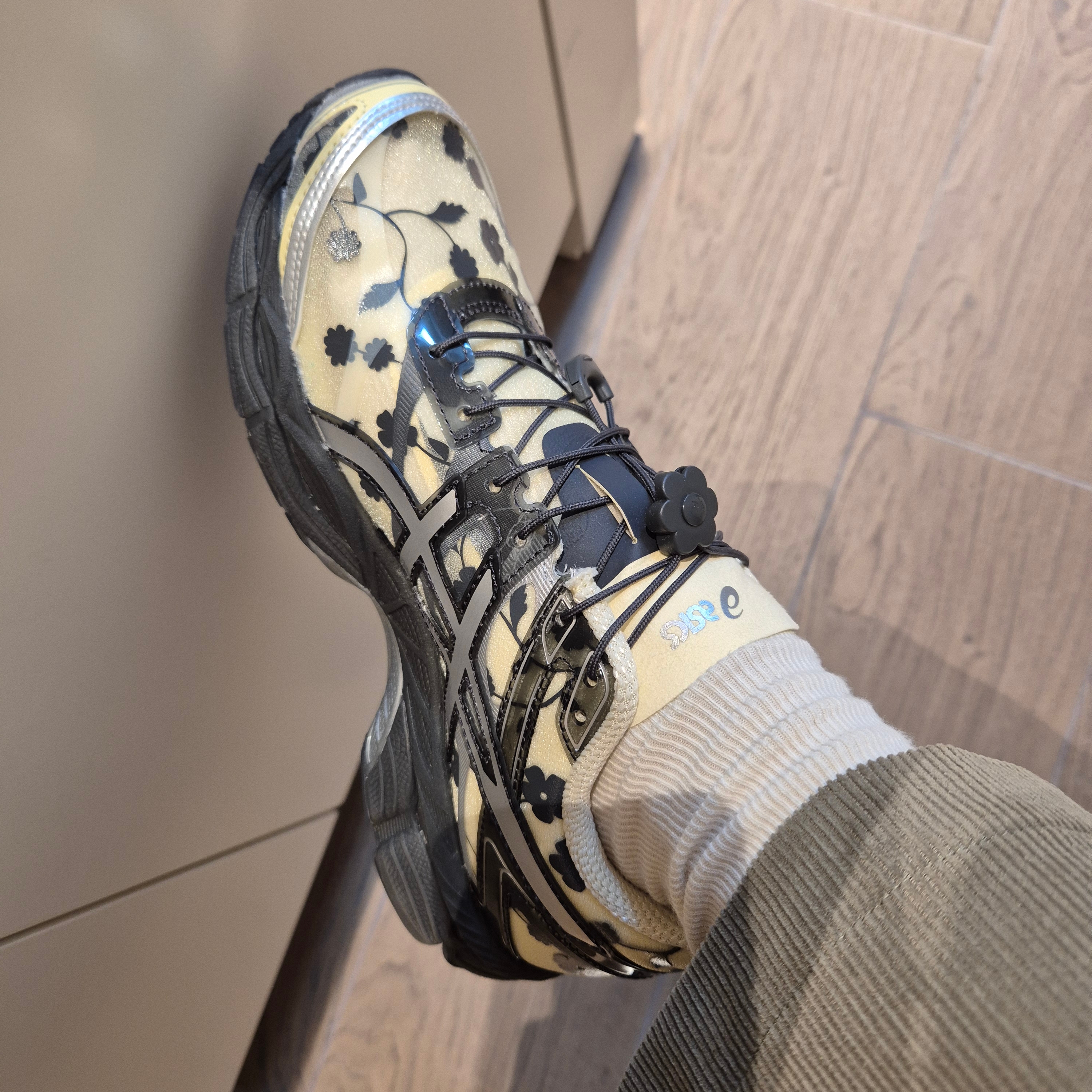 Asics x Cecilie Bahnsen Gel-Cumulus 16 Black Yellow 착용 스타일