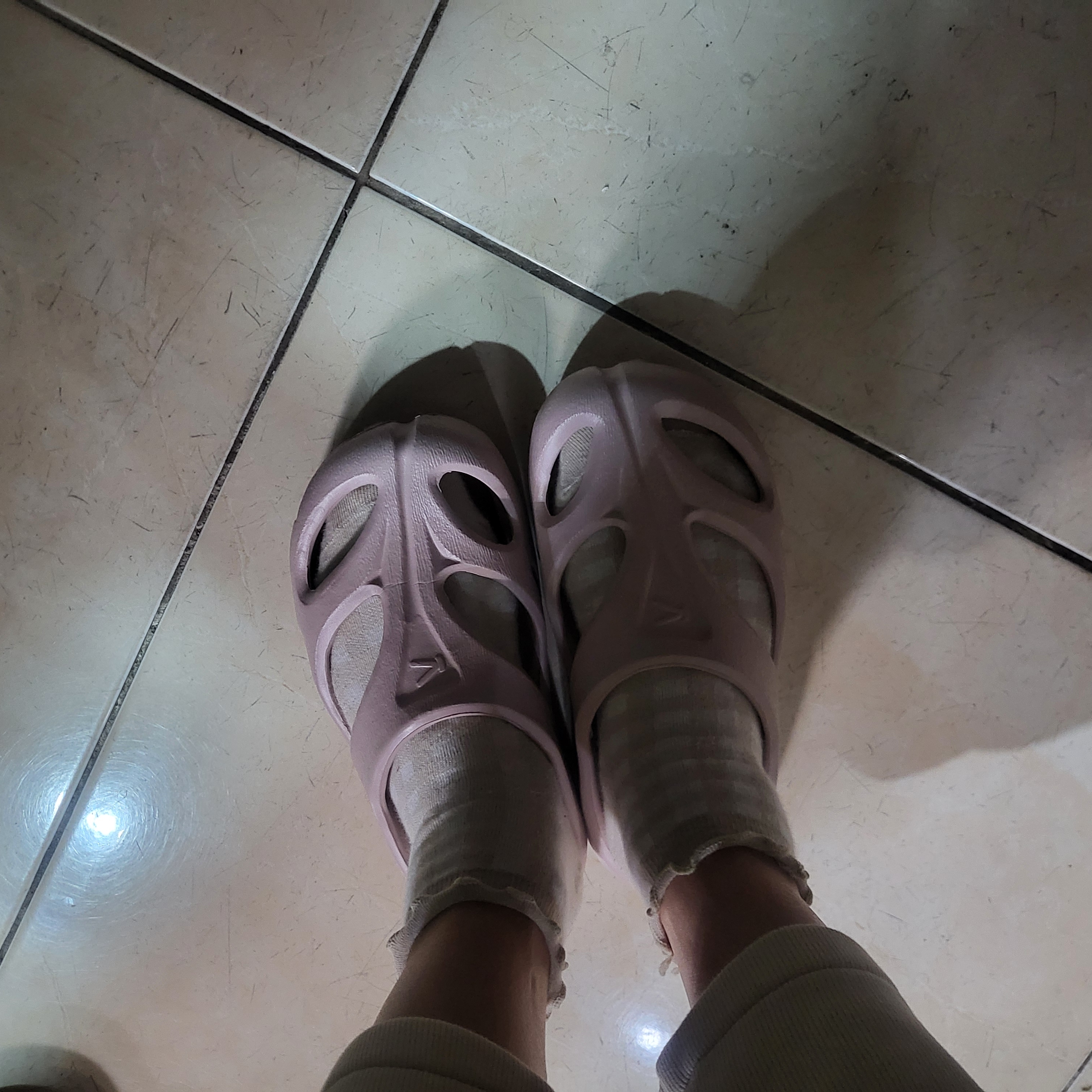 (W) Keen Shanti Fawn Merlot 착용 스타일