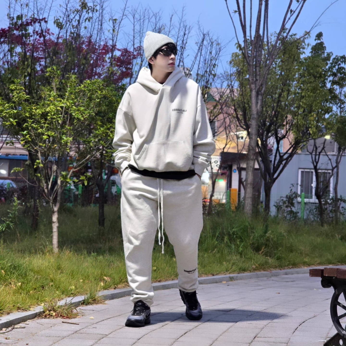 Nike SB Fisherman Beanie Dark Grey Heather, Essentials The Core Collection Hoodie Light Oatmeal 착용 스타일 - 3